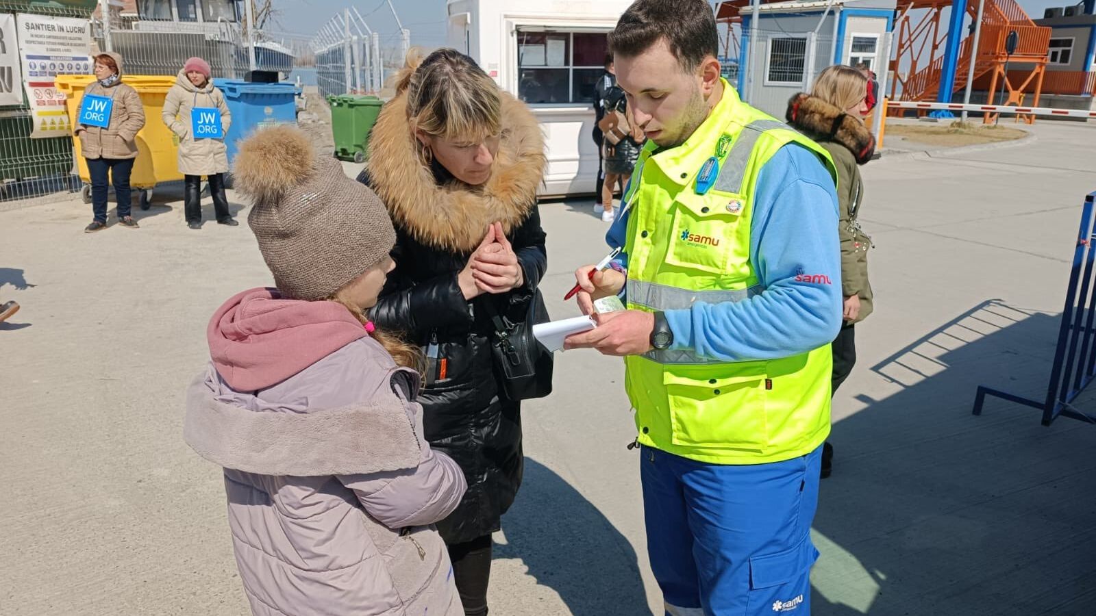 Un voluntario del SAMU ayuda a una mujer y una menor en uno de los puntos de actuación.
