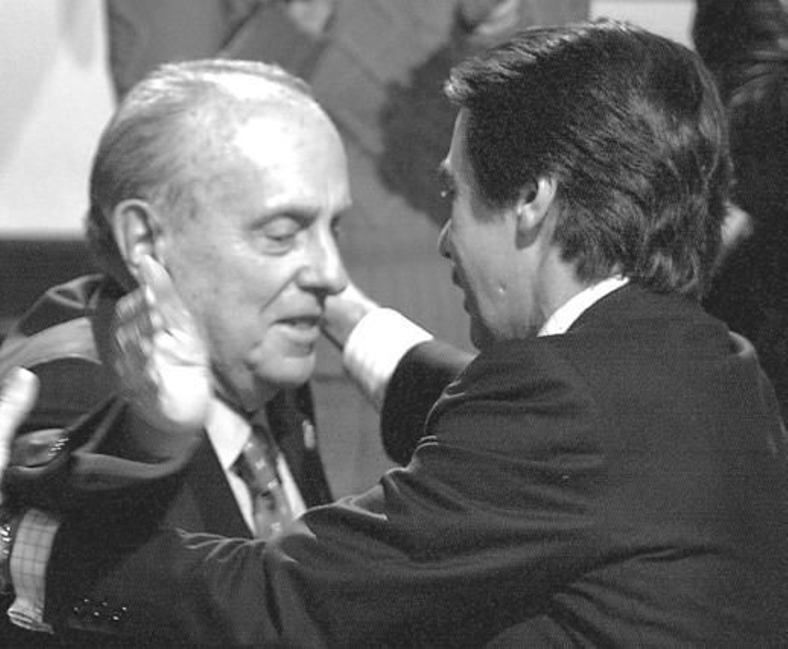 Aznar saluda afectuosamente a Fraga durante una convención del PP en 2003.