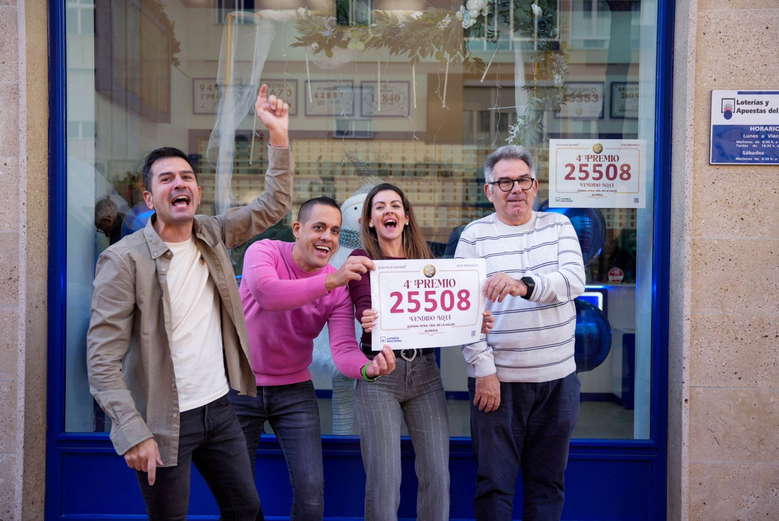 La lluvia de millones de la Lotería de Navidad llega a Roquetas, Las Norias, Las Cabañuelas y a Almería, en fotos