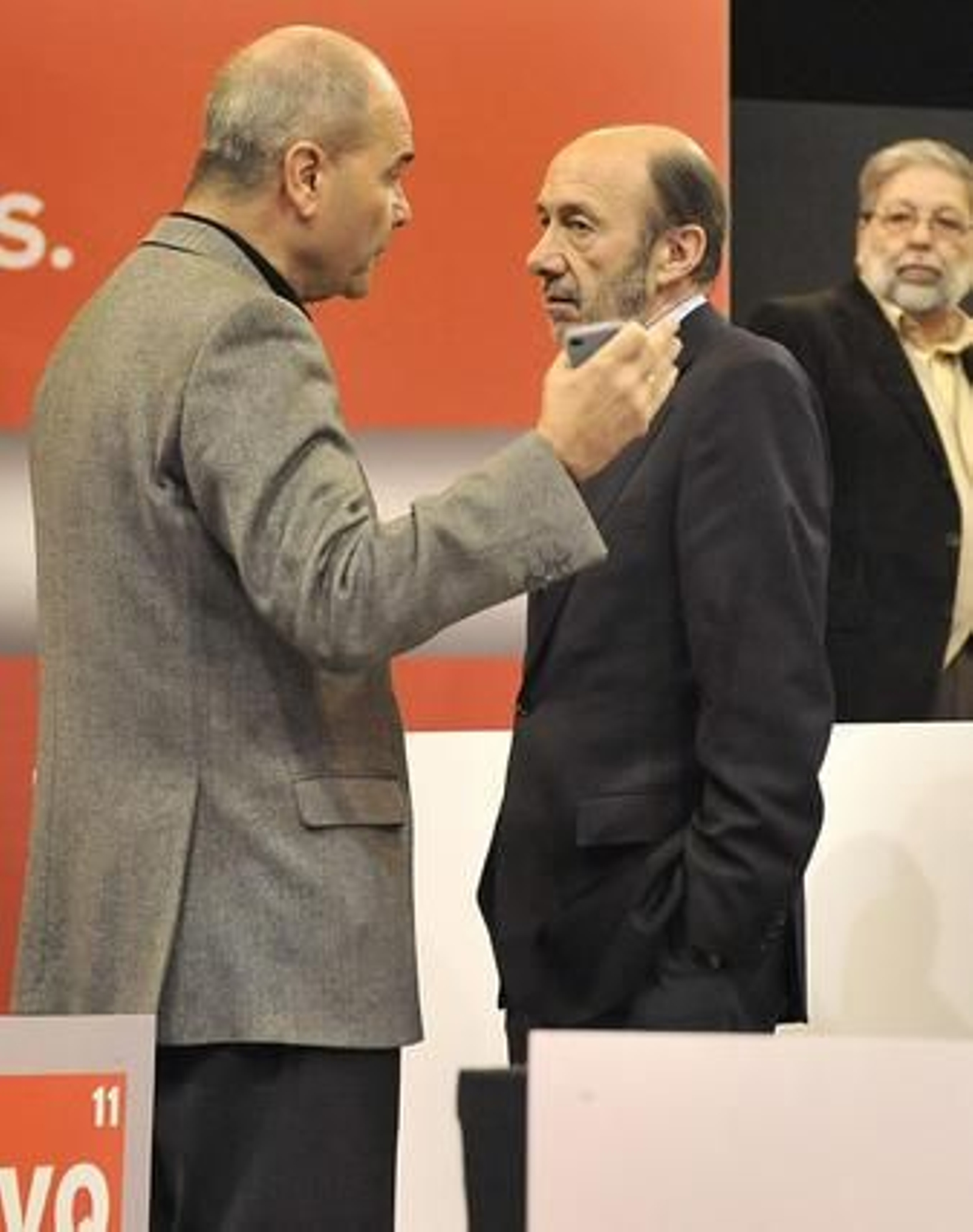 Chaves habla con Rubalcaba. / Juan Carlos Vázquez