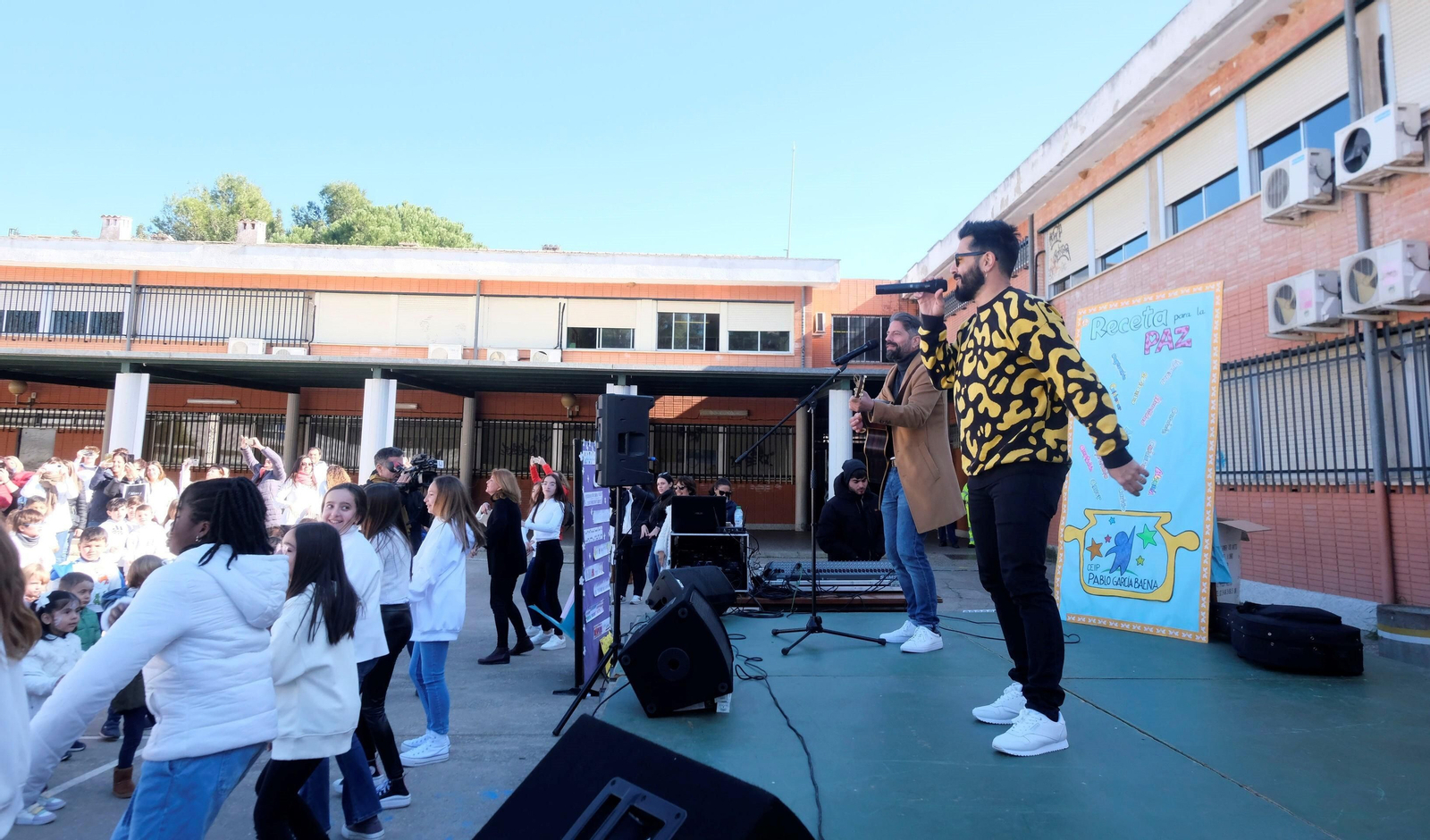 El concierto de Los Aslándticos en el colegio Pablo García Baena de Córdoba, en imágenes