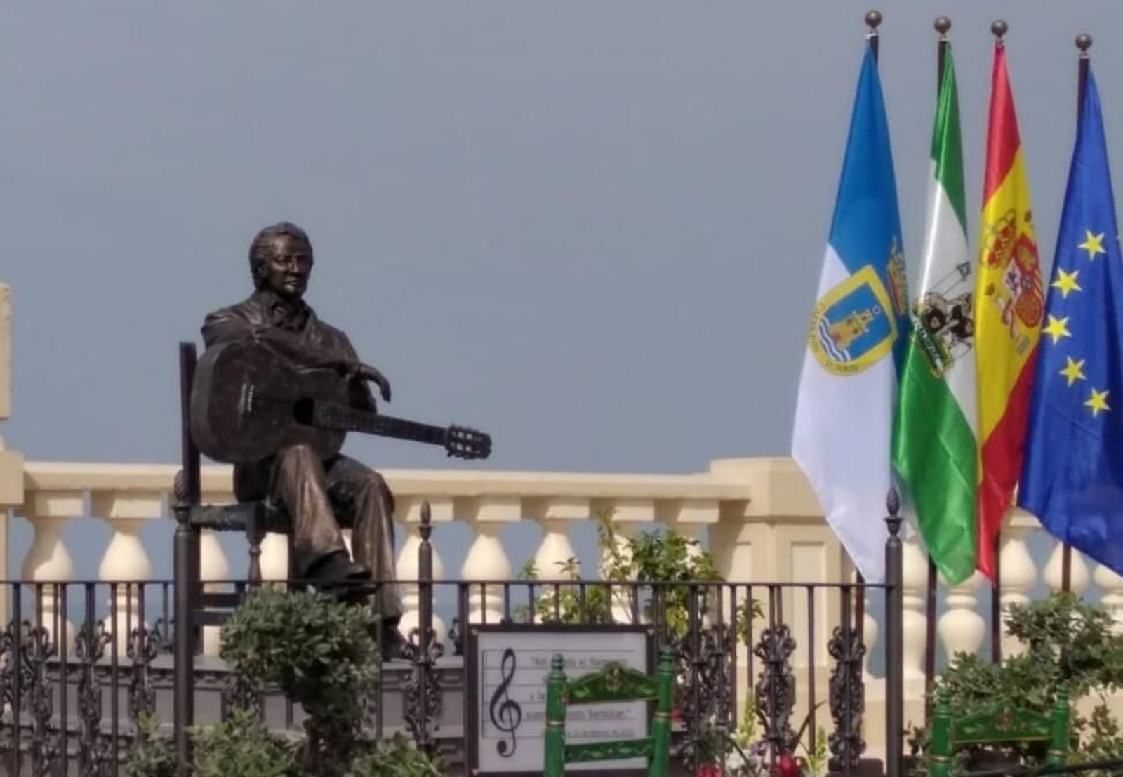 La escultura dedicada a Manolo Sanlúcar en el mirador de Chipiona que lleva ya su nombre.