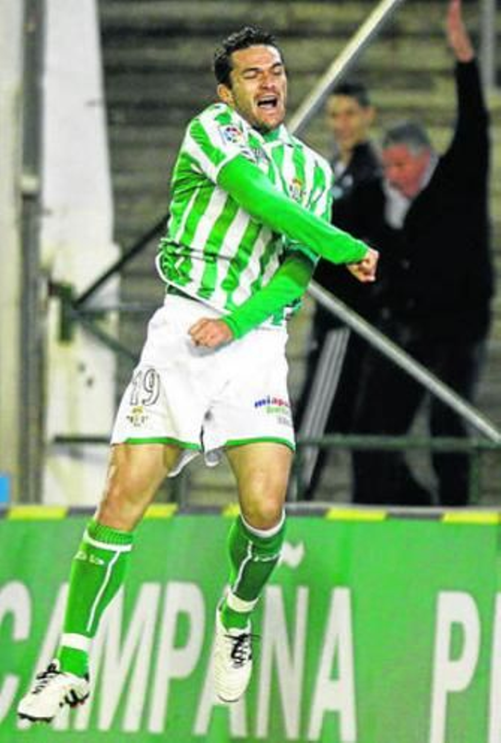 Jorge Molina celebra el primer gol del Betis.