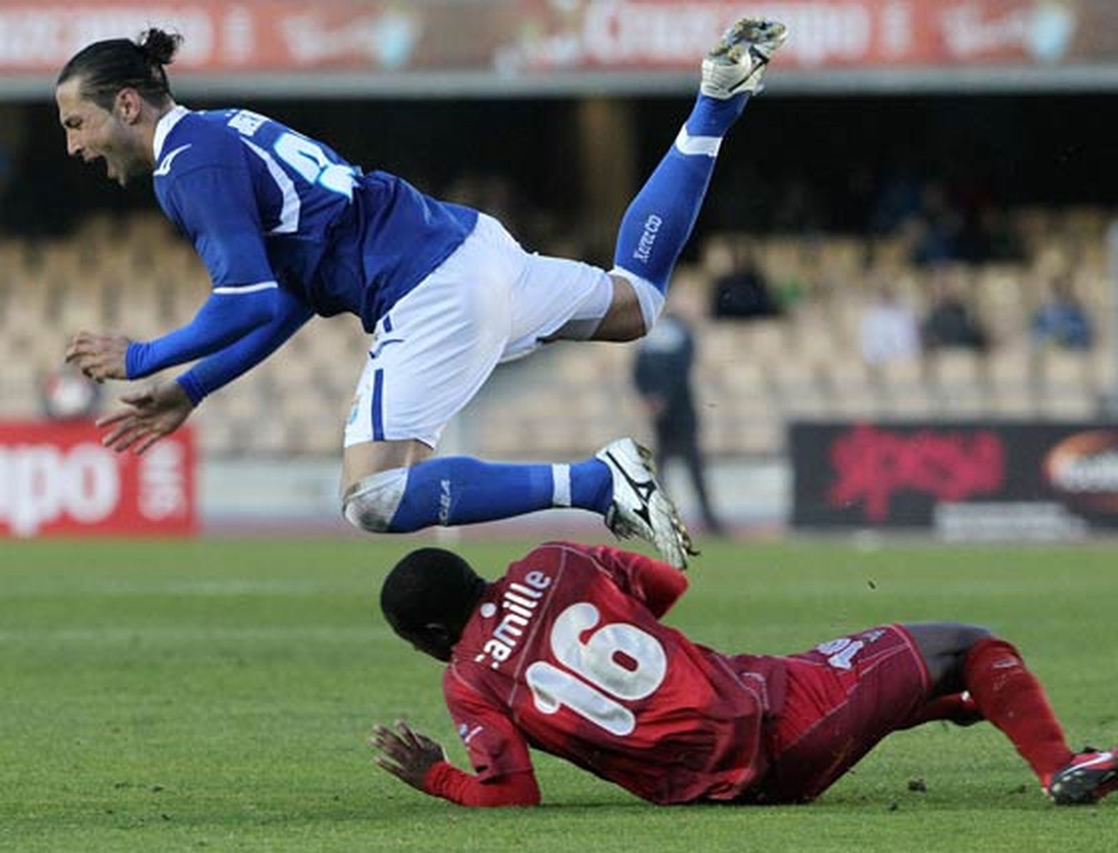 El Xerez se adelanta en el marcador pero la expulsión de Lombán abre el camino de la remontada del Córdoba que acaba ganando con facilidad 1 a 3

Foto: Miguel Angel Gonzalez