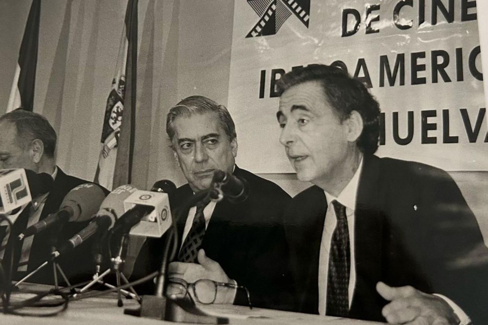 Las mejores imágenes del paso de Mario Vargas Llosa por Huelva en 1995, cuando fue presidente del jurado del Festival de Cine Iberoamericano