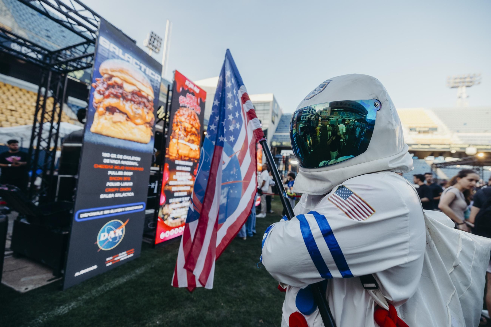 Búscate en las imágenes de la inauguración de The Champions Burger en el estadio Nuevo Mirandilla
