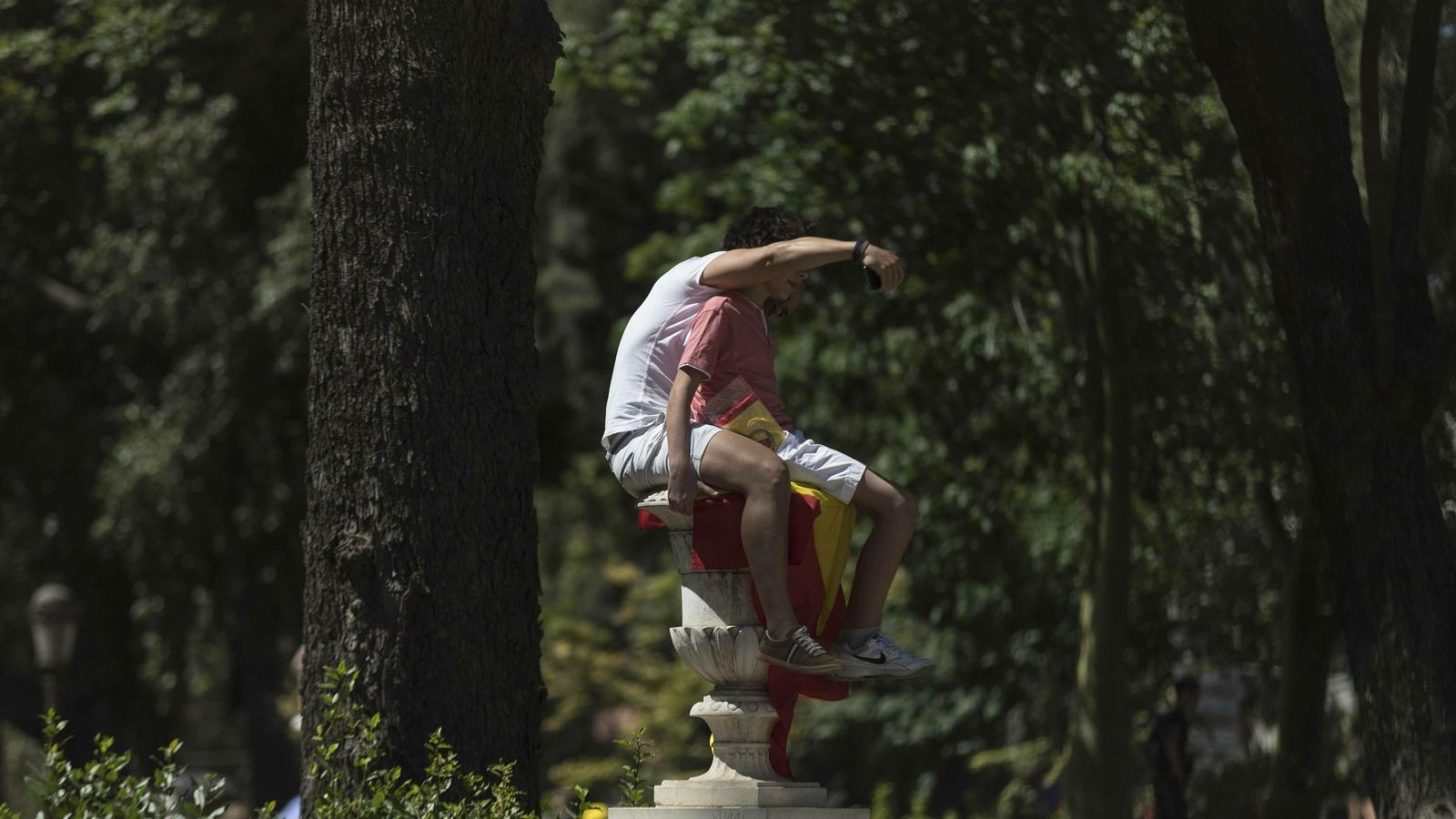 Cualquier lugar es válido para ver el desfile.
