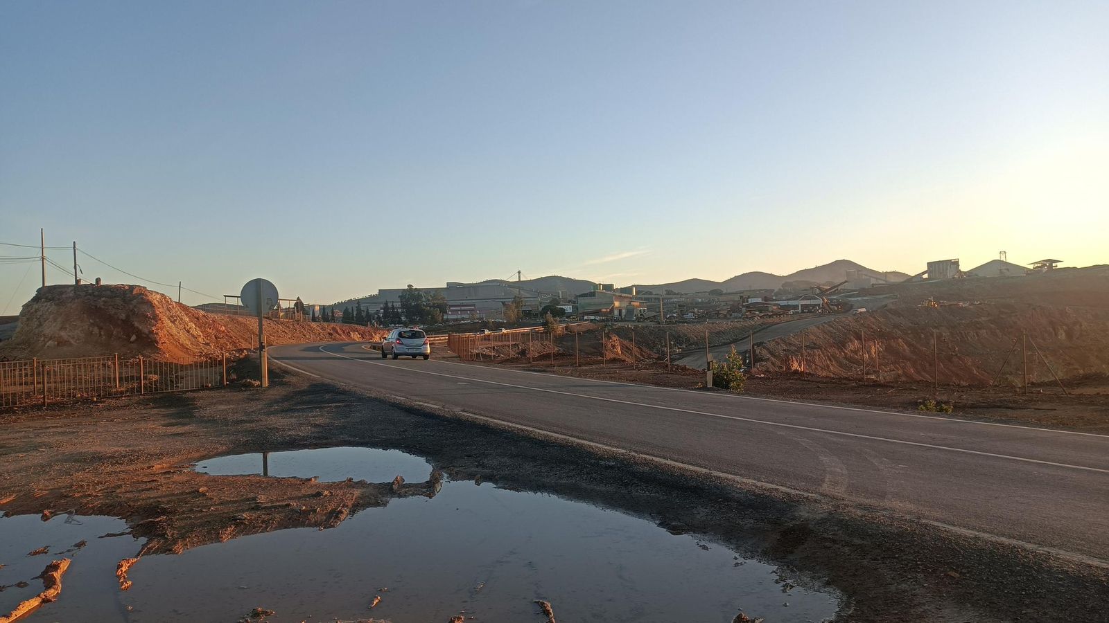 El primer tramo de la etapa discurre por una peligrosa carretera junto a la Corta de Cerro Colorado.