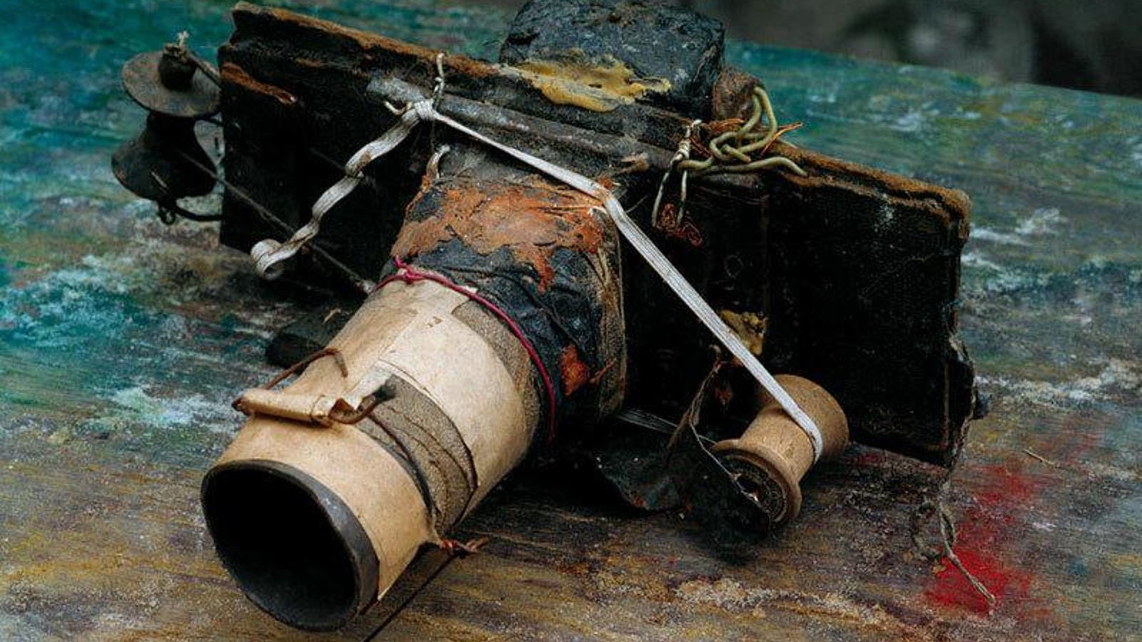 Una de las cámaras que construyó Tichý con materiales de desecho.