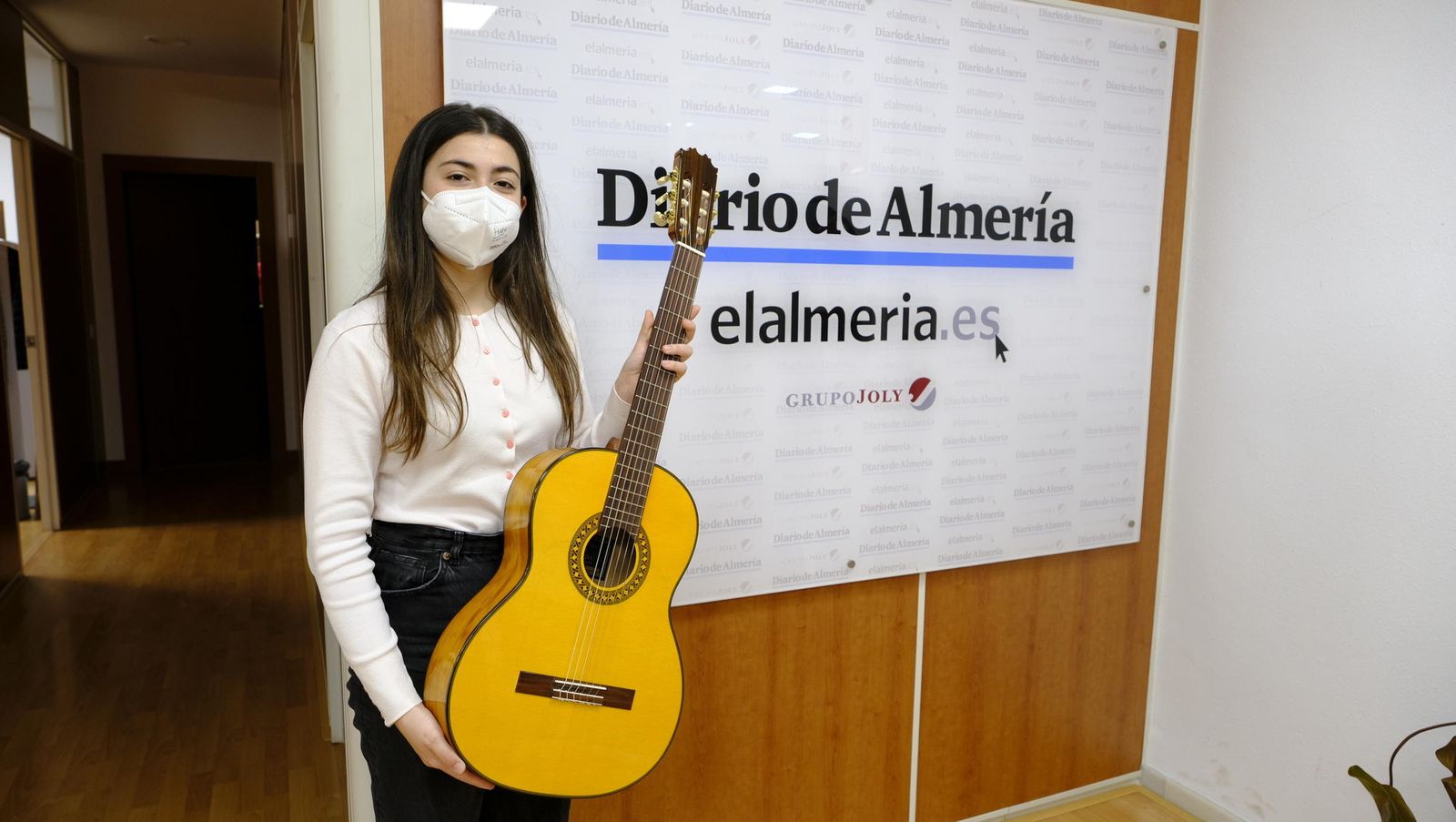 La joven Ana Navarro posa con la guitarra en Diario de Almería.