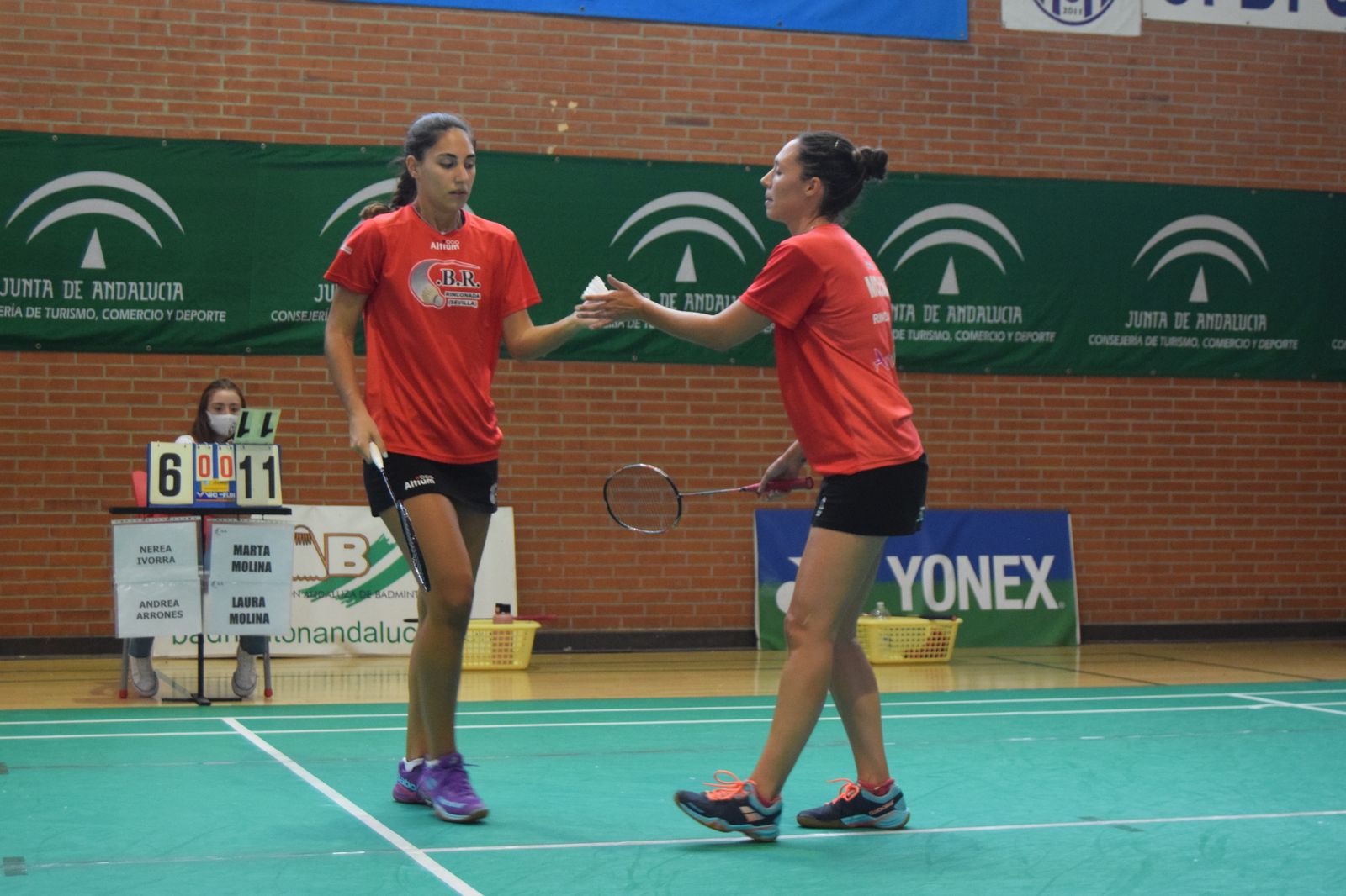 Laura y Marta Molina en un partido de dobles femenino.