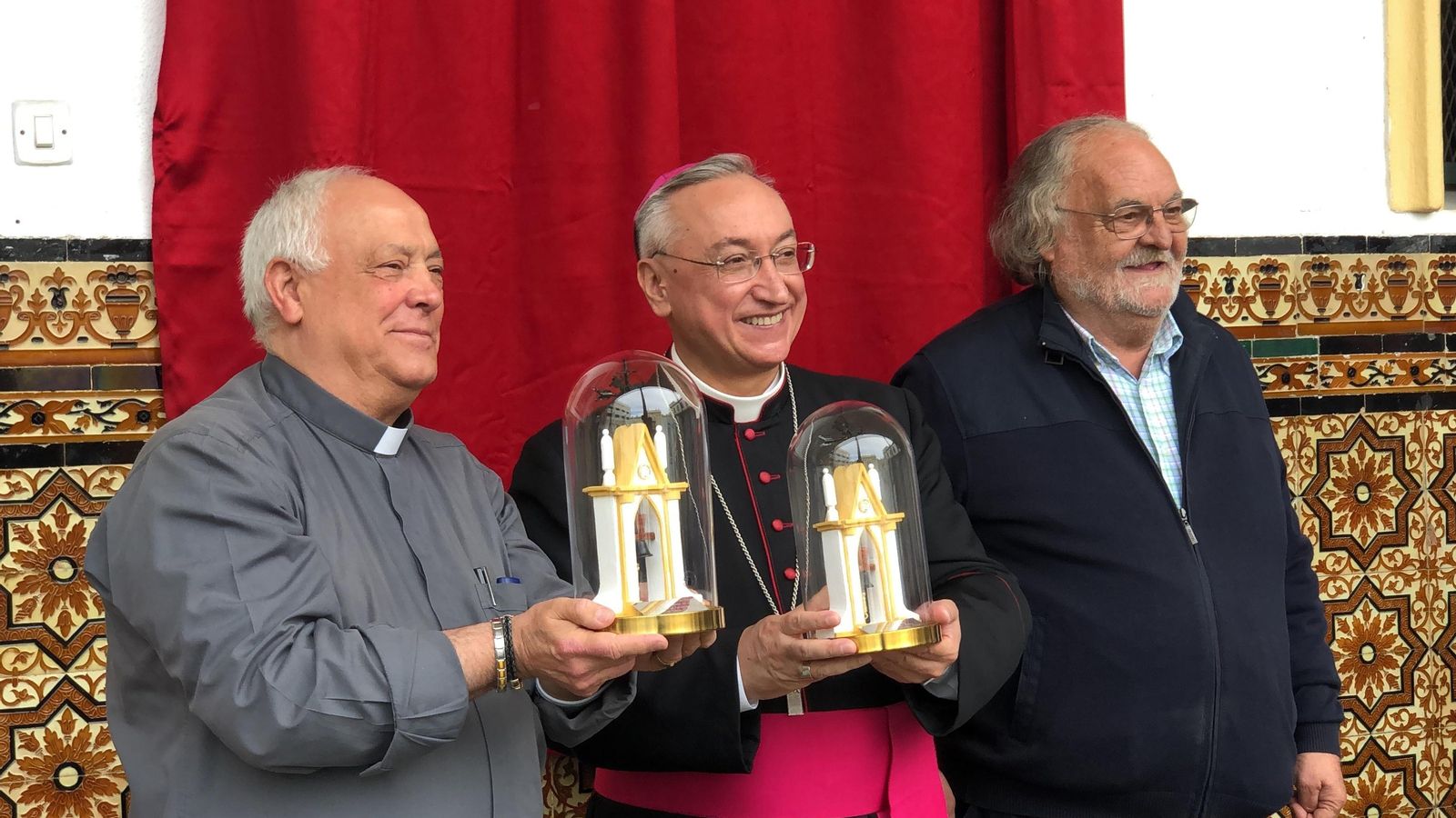 Réplica en miniatura de la veleta y campanario del colegio en señal de agradecimiento. Réplica en miniatura de la veleta y campanario del colegio en señal de agradecimiento.