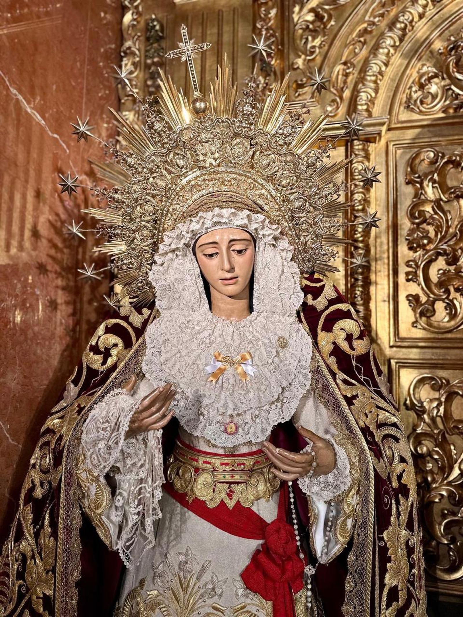 La Virgen de Regla con un lazo de colores pontificios en el pecho