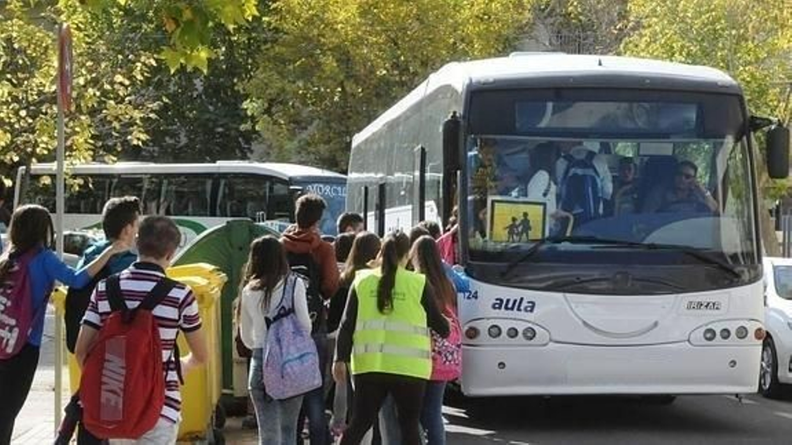 Los contratos de Transporte Escolar siguen suspendidos, pero los profesionales ponen a disposición de organizaciones agrarias y otros servicios esenciales su experiencia en el sector y sus medios humanos y materiales.
