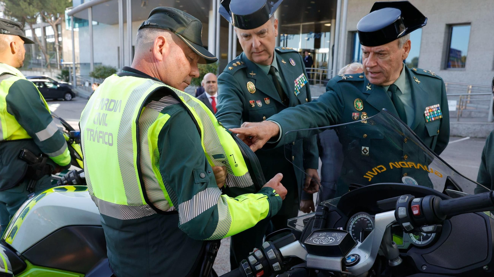 Presentación de los nuevos chalecos airbag con los que patrullarán los motoristas de la Agrupación de Tráfico de la Guardia Civil, el pasado 18 de octubre en Madrid. Presentación de los nuevos chalecos airbag con los que patrullarán los motoristas de la Agrupación de Tráfico de la Guardia Civil, el pasado 18 de octubre en Madrid.