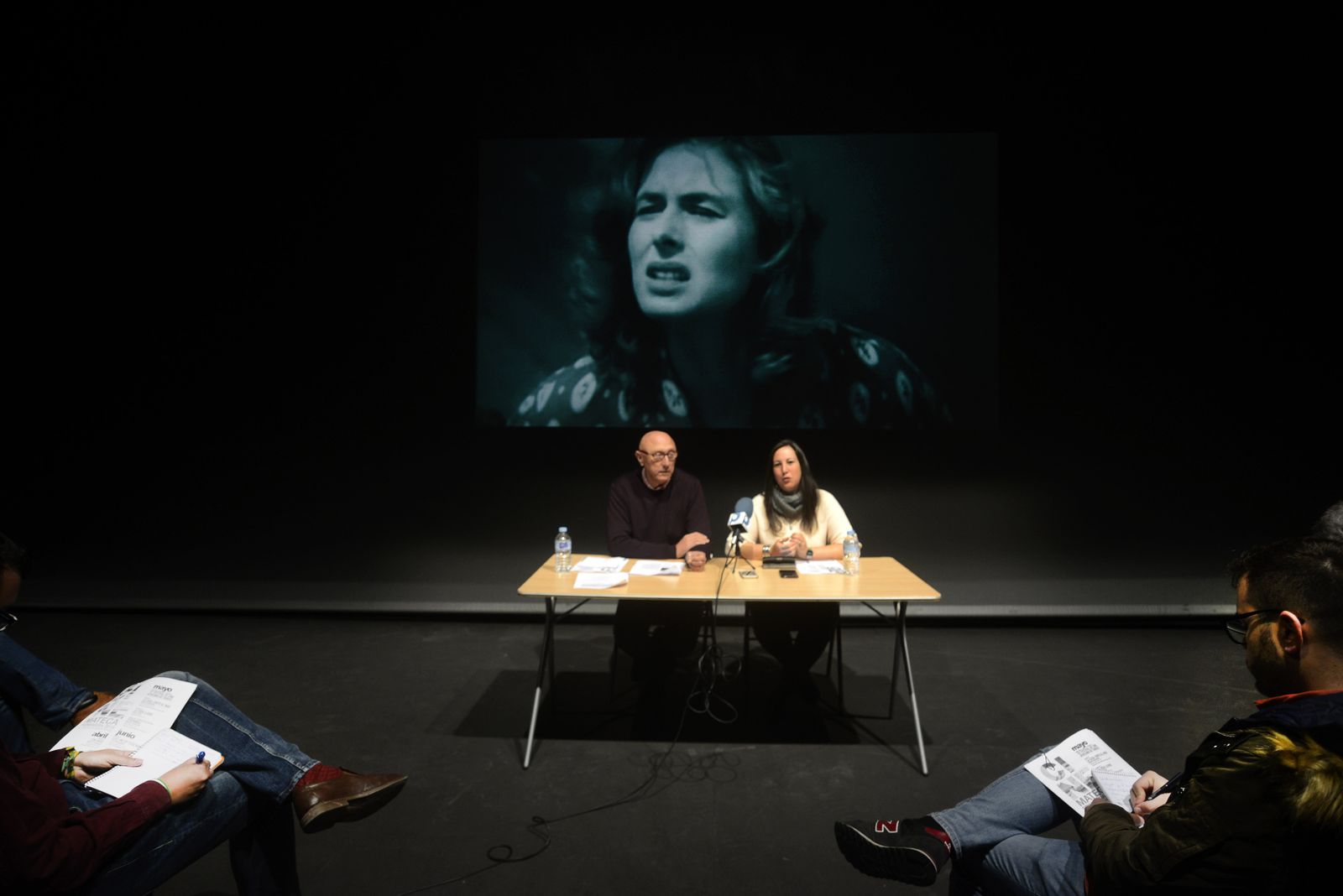 La concejala de Cultura, María Eugenia Lara, junto Antonio Ahúcha, jefe de servicio, ayer en el Teatro Municipal.