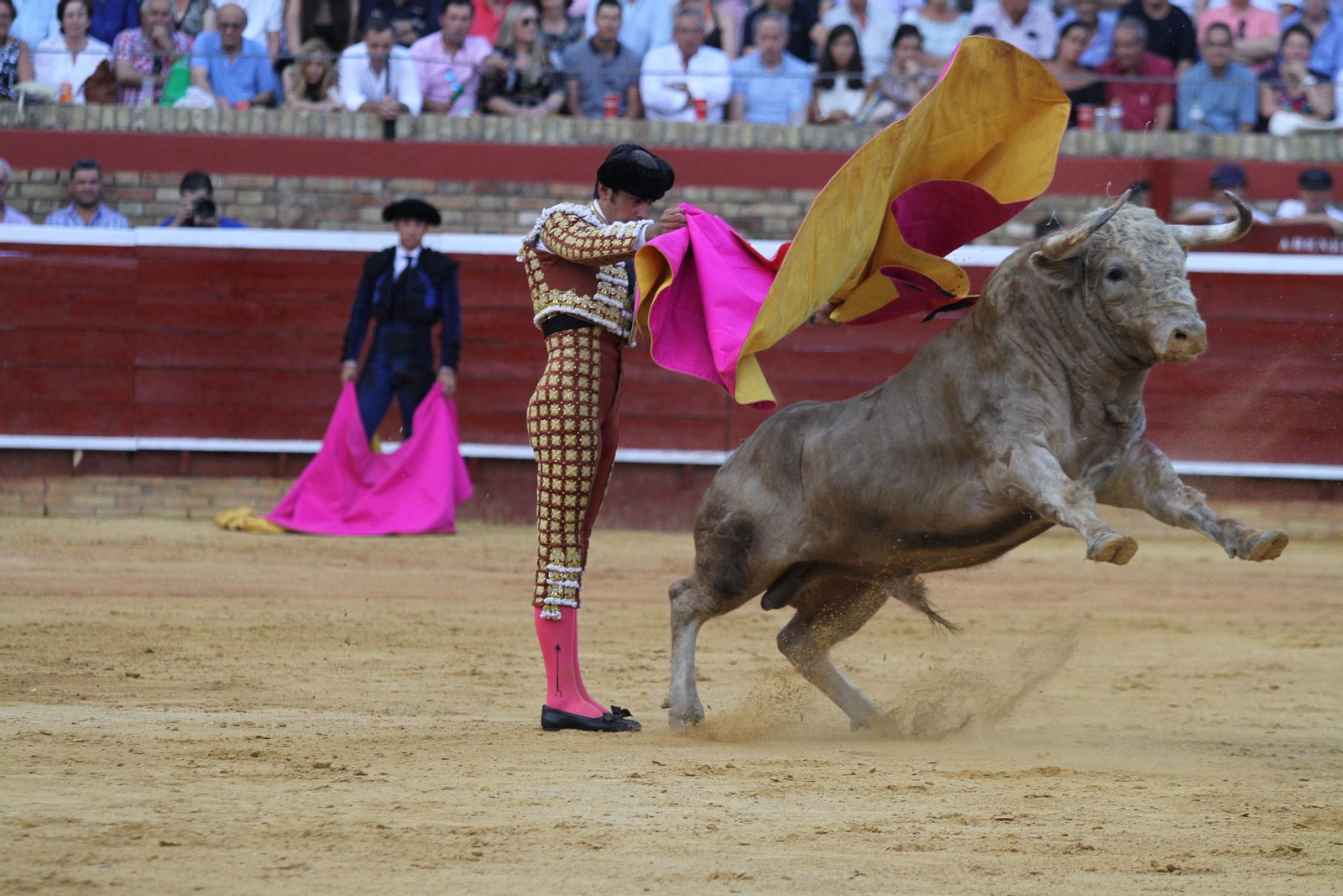 Imágenes de la faena de Miguel Angel Perera en el coso Onubense.