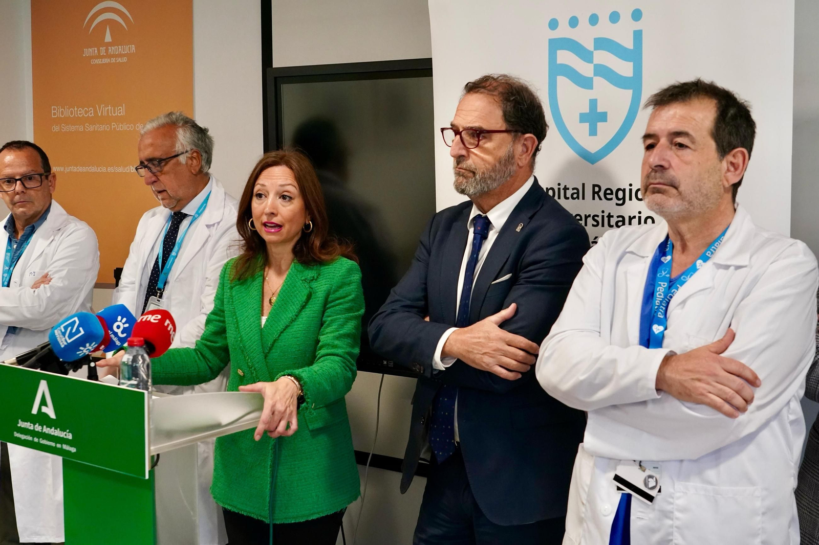 La delegada, el titular de Salud y responsables del hospital, en la rueda de prensa.