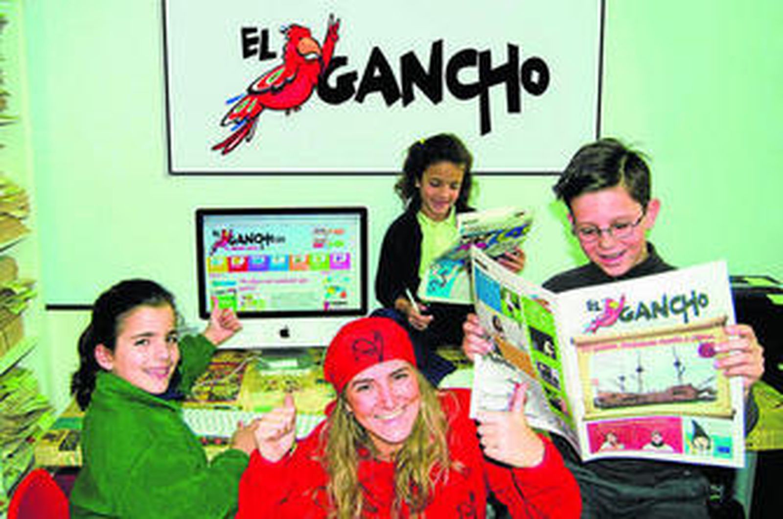 Matilde Herrera, redactora de 'El Gancho', junto a algunos pequeños lectores.
