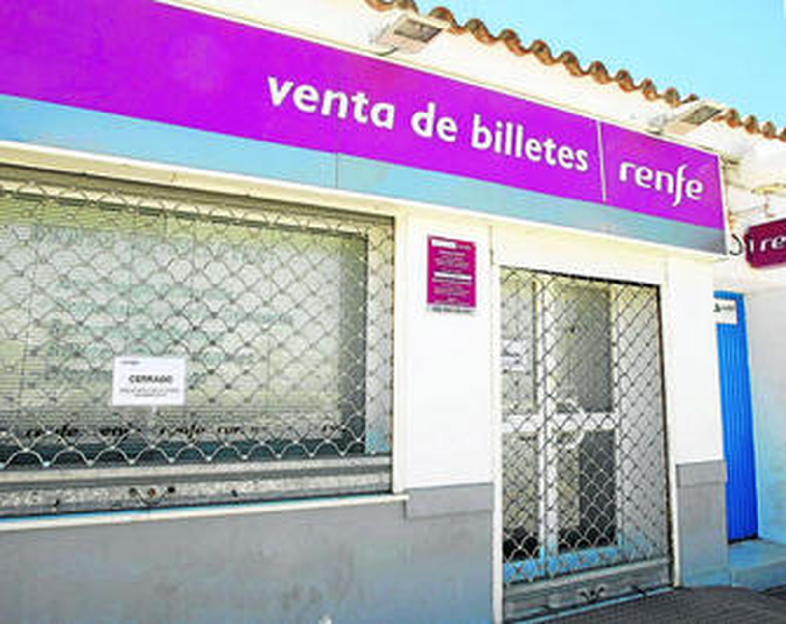 La oficina de venta de largo recorrido ha sido cerrada y sustituida por máquinas en el interior de la estación.