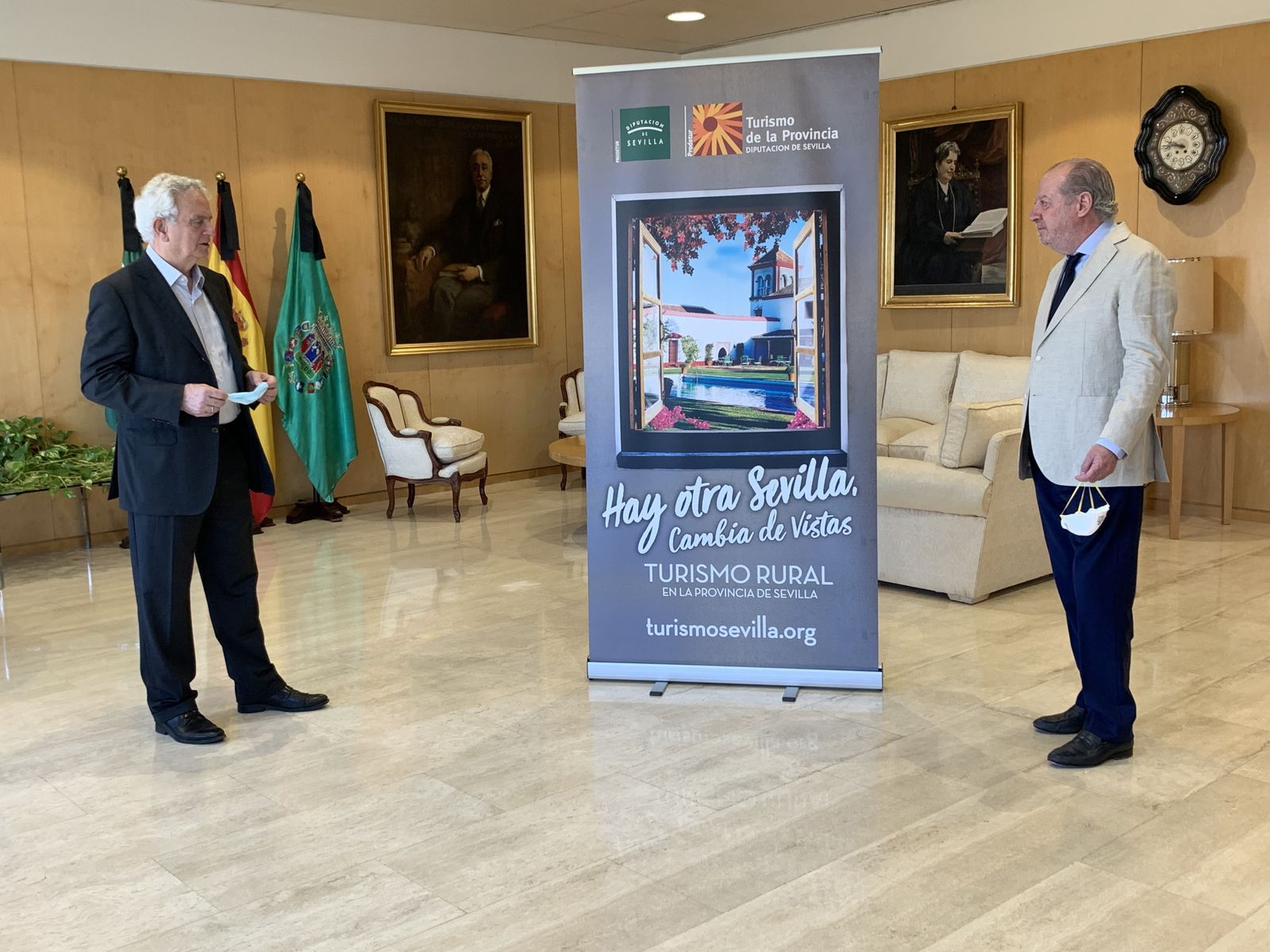 El presidente de la Diputación, Fernando Rodríguez Villalobos, junto al presidente de la Asociación de Hoteles de Sevilla y Provincia, Manuel Cornax, en la presentación del acto.