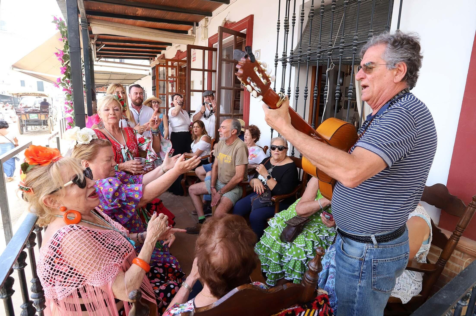 Imágenes del ambiente El Rocío y en Casas de Hermandades