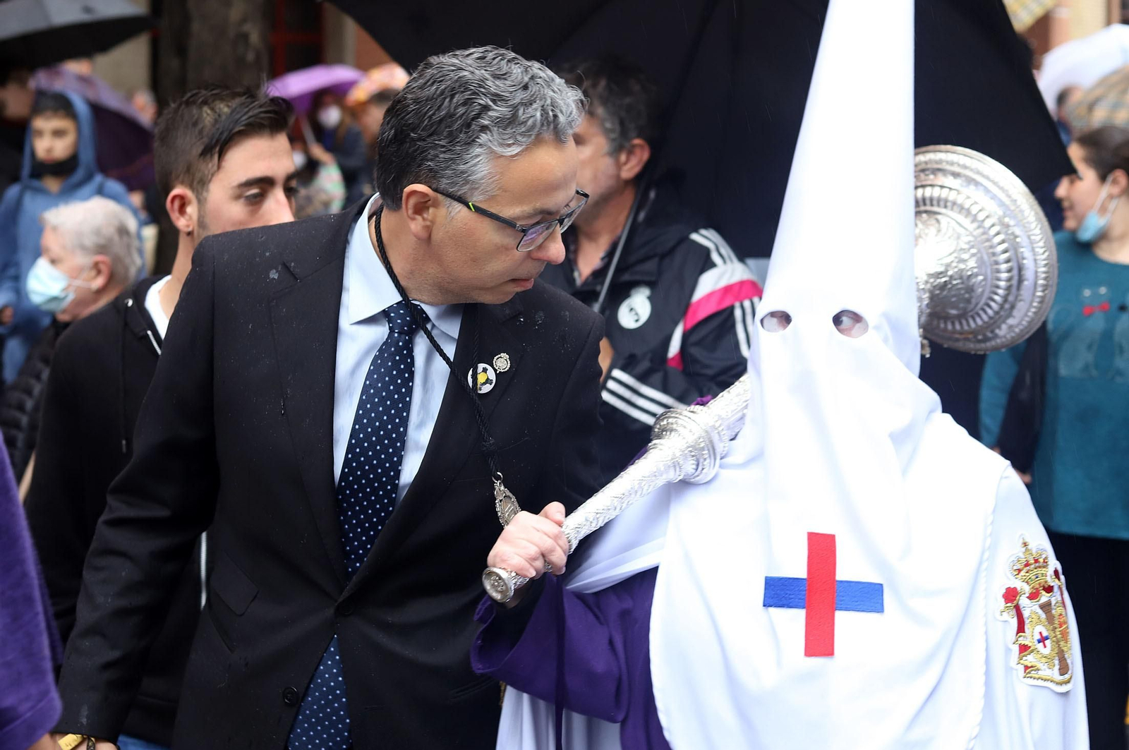 Imágenes de la procesión del Cautivo  bajo la lluvia en Huelva