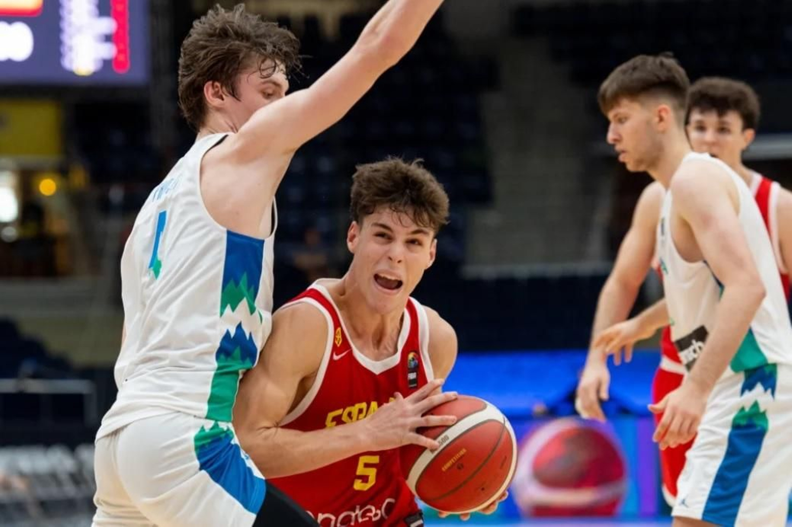 Mario Saint-Supéry, triple doble y derrota en el Europeo sub 18