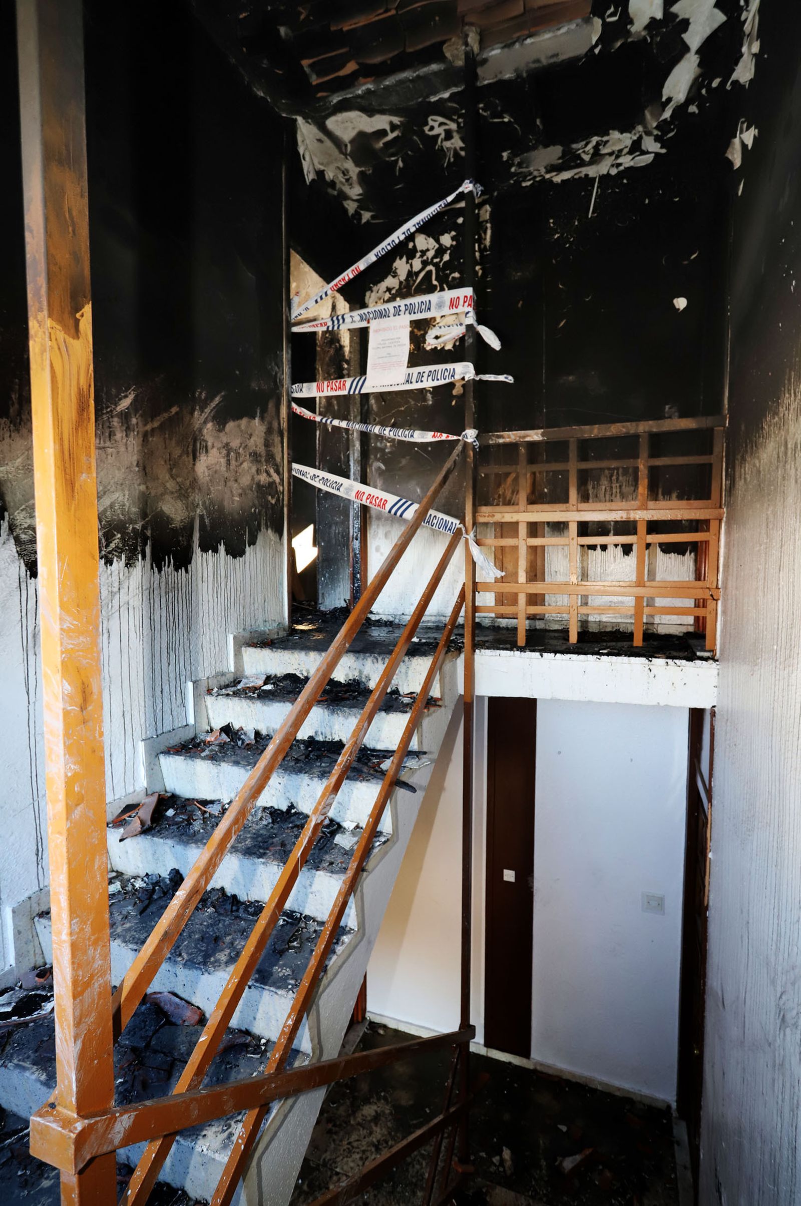 Imágenes de la Policía Nacional investigando el origen del incendio