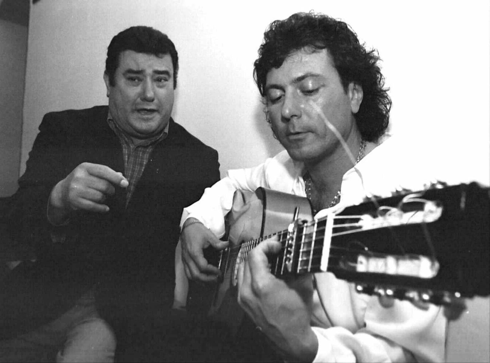 José Menese y Antonio Carrión, a la guitarra, en 1999.