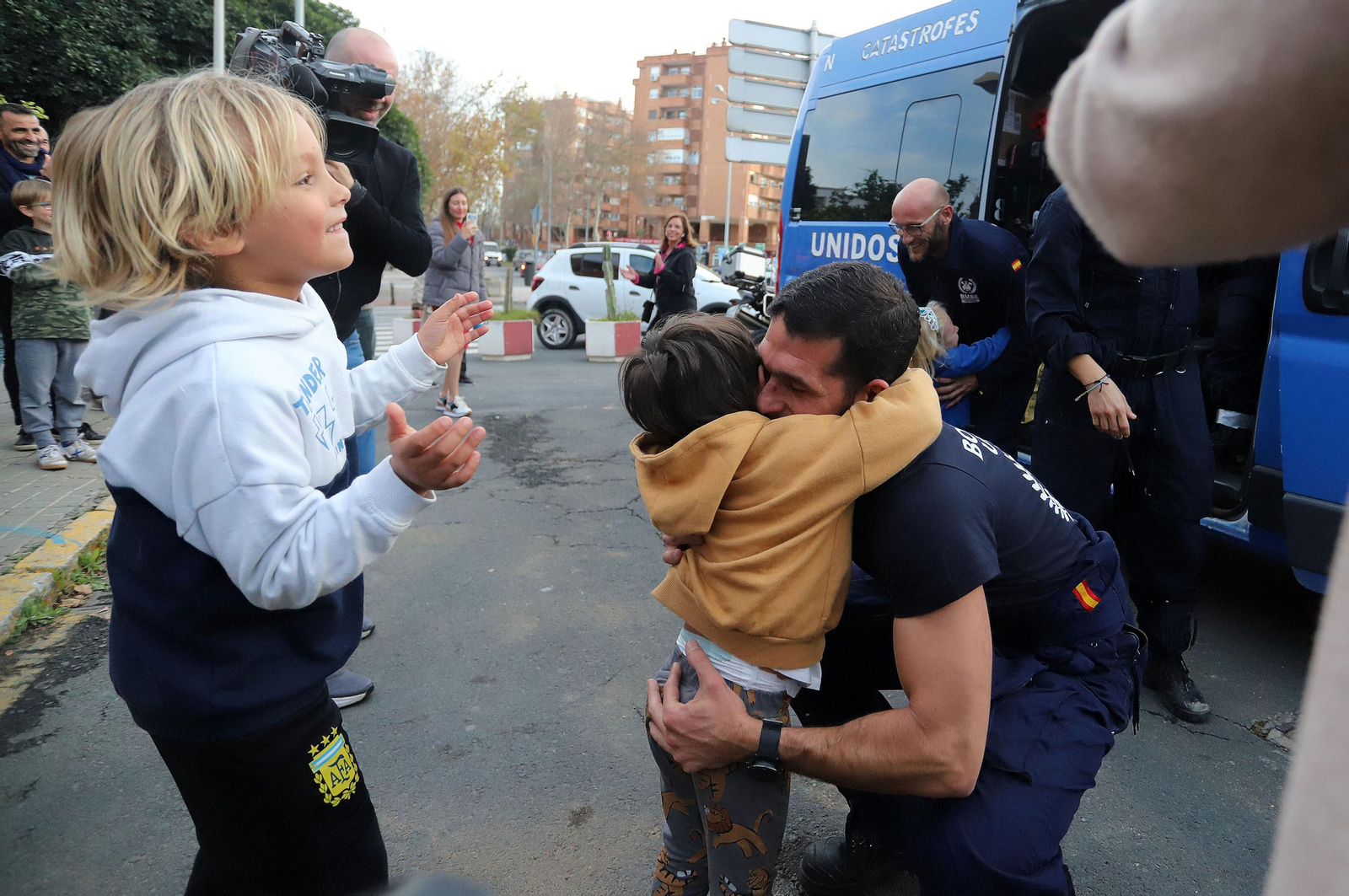 Imágenes del emotivo regreso de los Bomberos de Huelva tras sus labores de rescate en Turquía