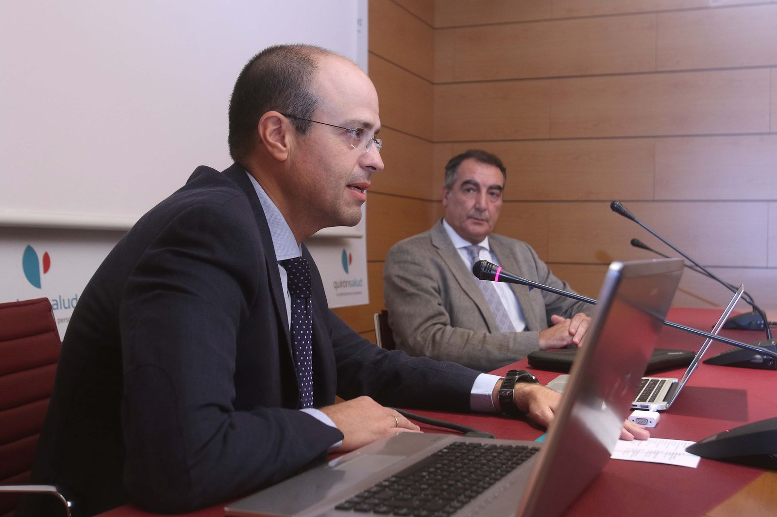 El doctor Javier Serrano en la última reunión anual del Glaucoma celebrada antes de la pandemia junto al  jefe de Servicio de oftalmología de Quirónsalud Sagrado Corazón, Francisco Marín Leal.