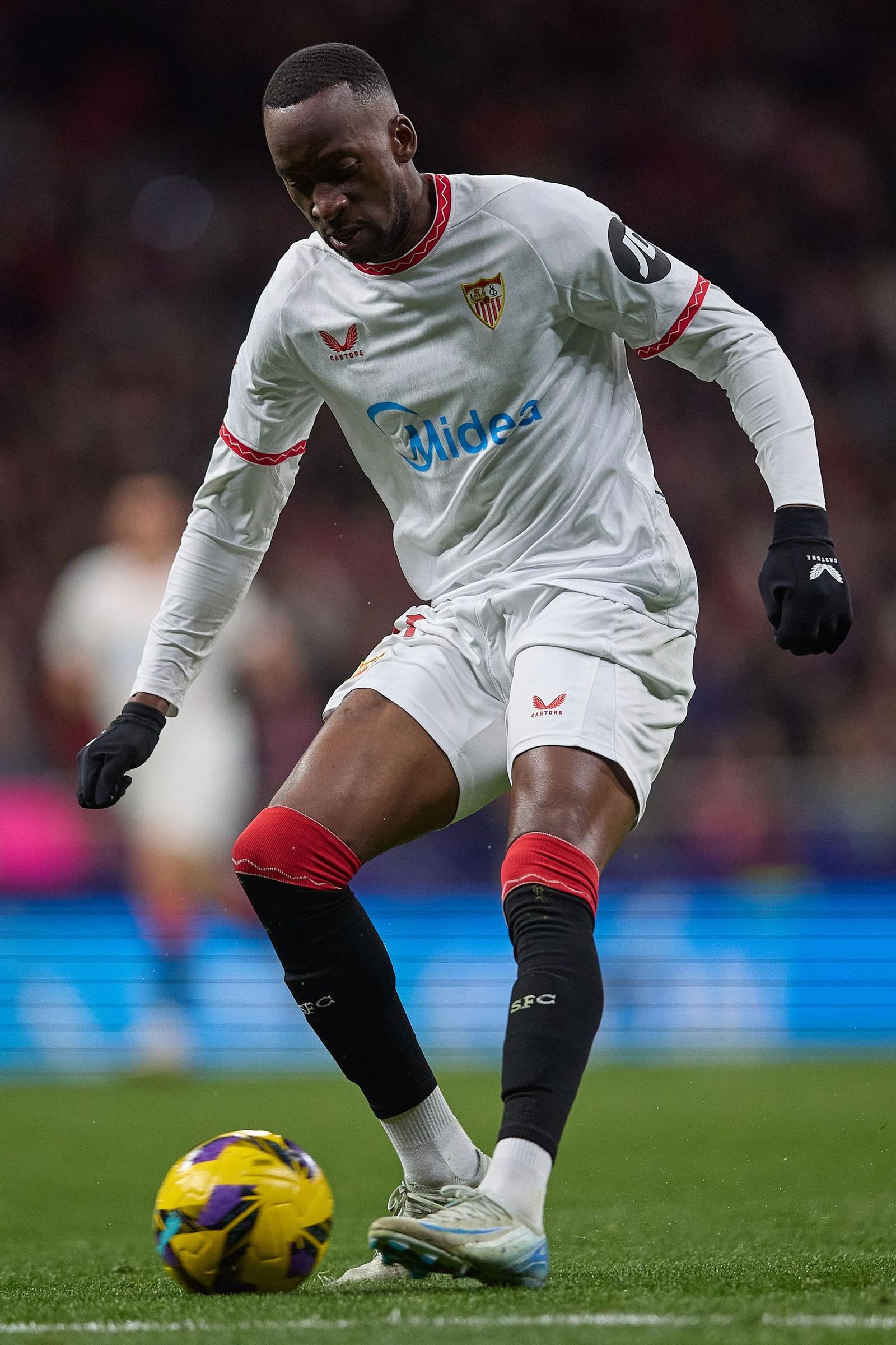 Lukébakio golpea el balón con su pierna izquierda.