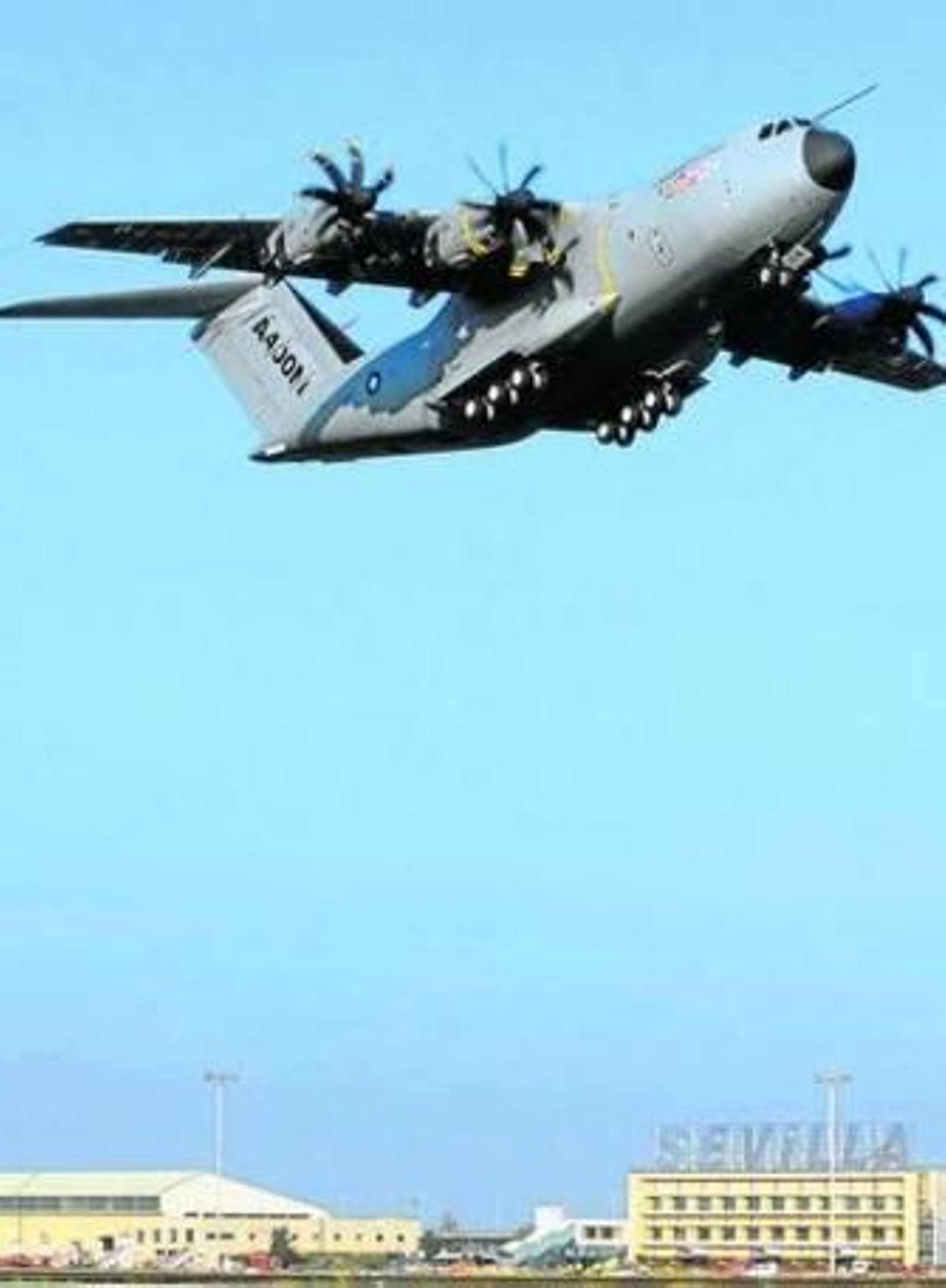 El A400M, en su primer vuelo en Sevilla en diciembre de 2009.