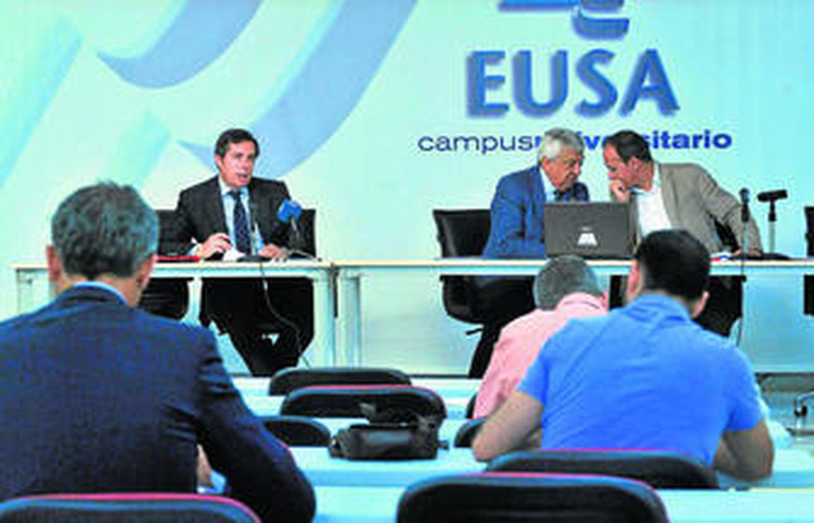 Salvador Fernández, Francisco Herrero y Ramón Bullón durante la presentación del estudio en la Universidad Eusa.