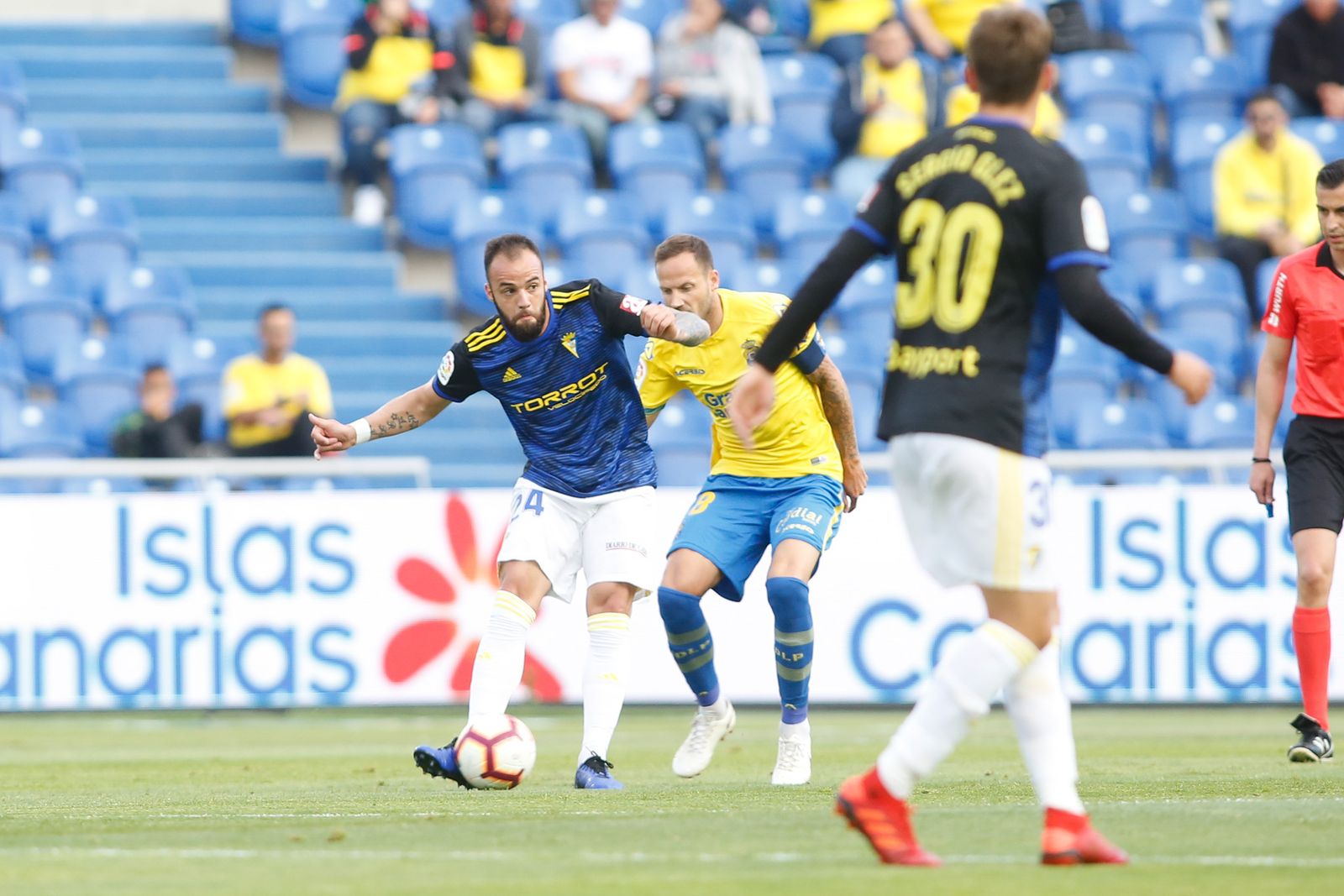 Edu Ramos conduce un balón durante el partido del pasado domingo en Las Palmas.