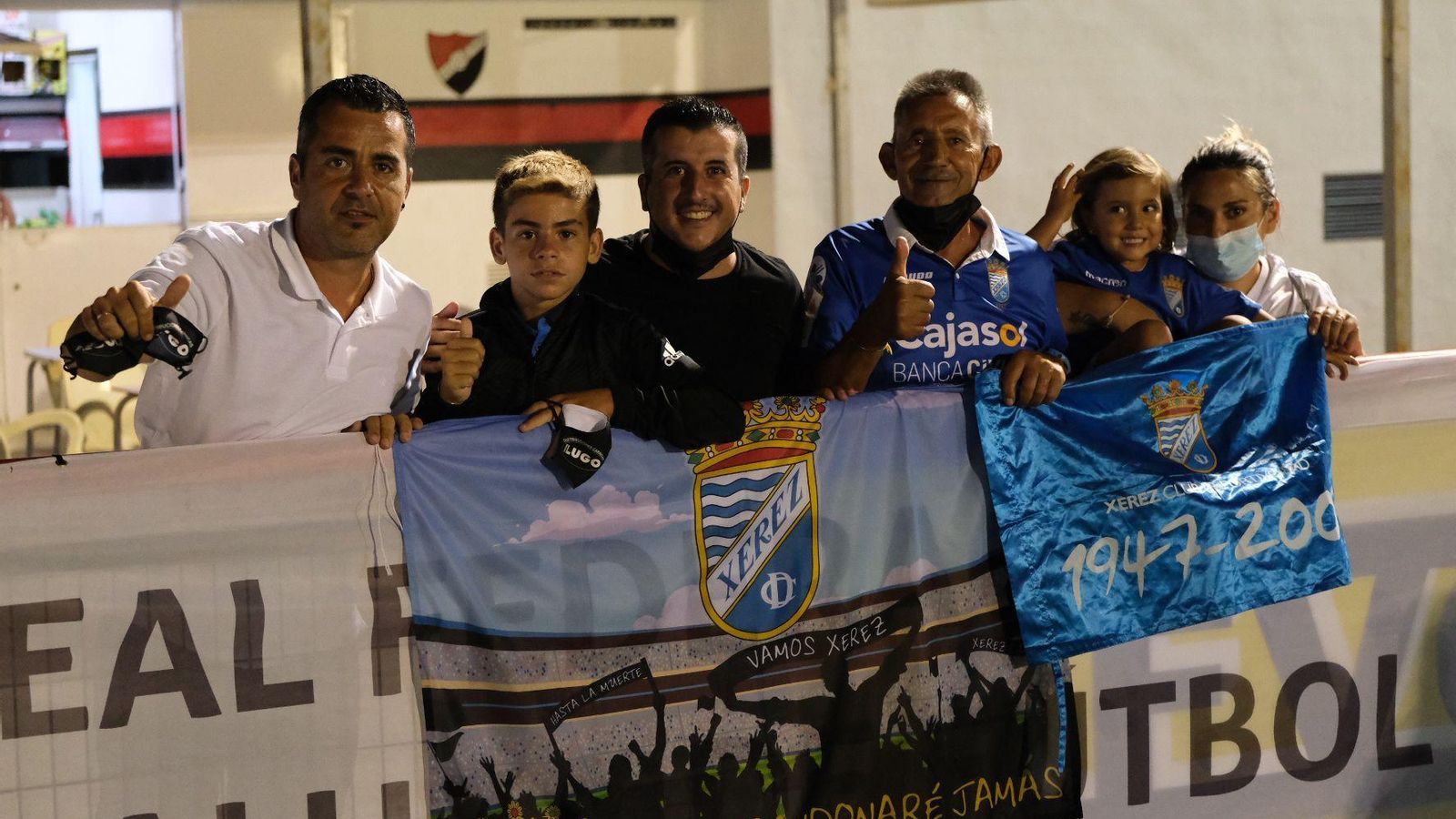 Aficionados xerecistas en el Municipal de San Pedro de Alcántara.