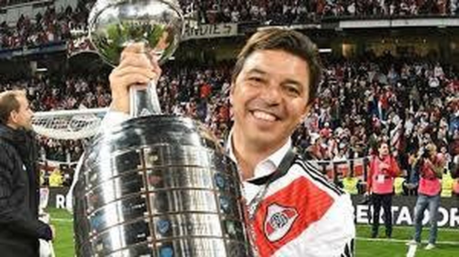 Marcelo Gallardo, con la Libertadores que ganó a Boca en el Bernabéu.