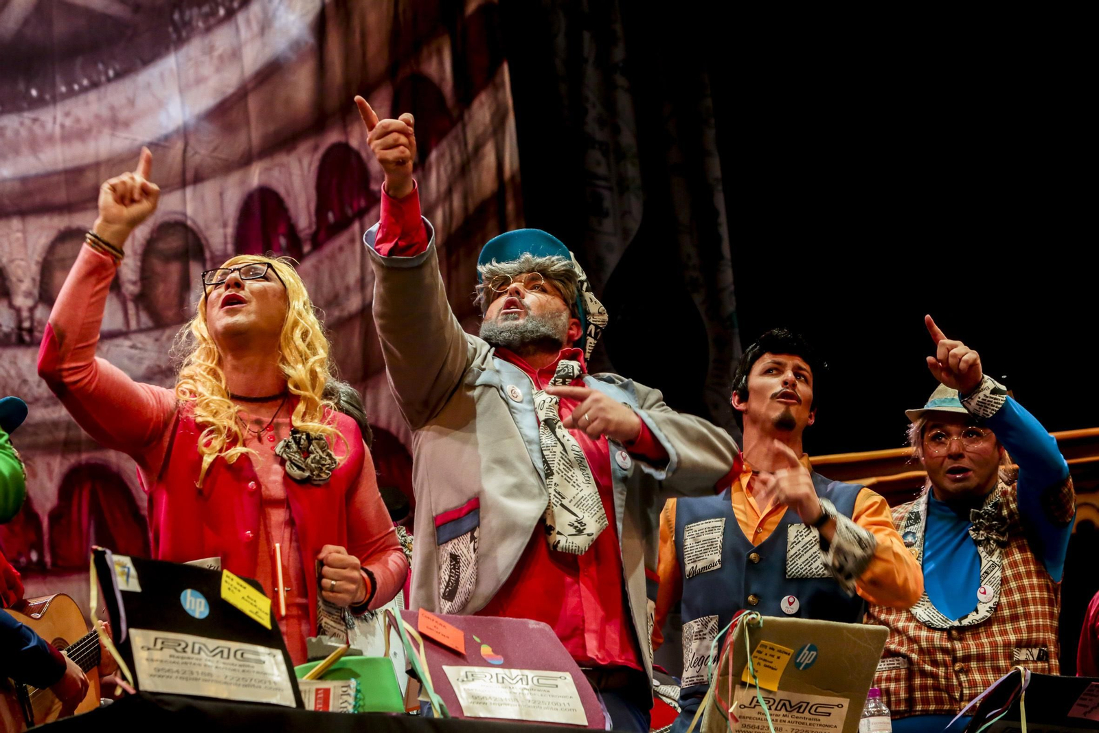 Chirigota Los periodistas se la dan de artistas.