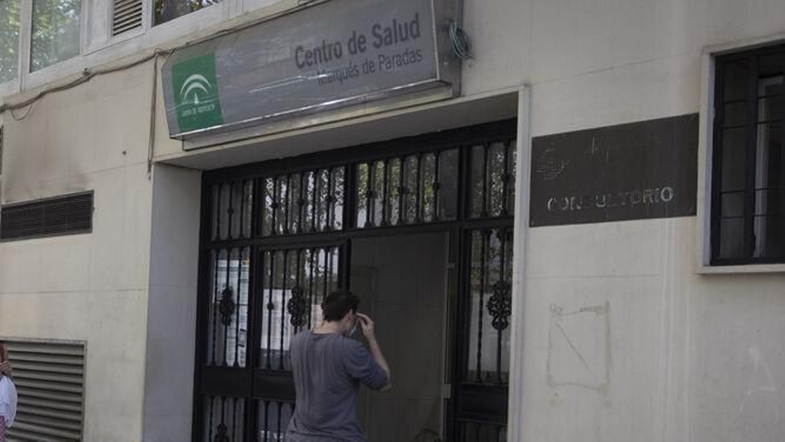 Un hombre accede al centro de salud de Marqués de Paradas, en una imagen de archivo.