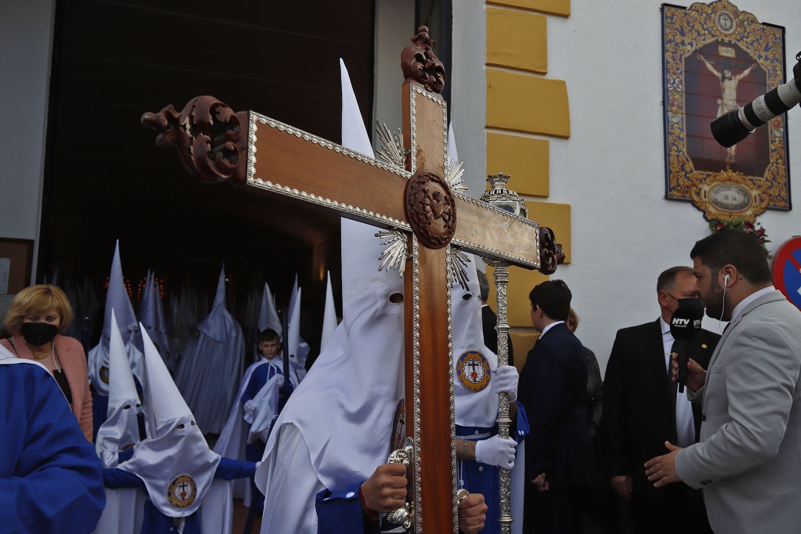 La Hermandad de la Sagrada Lanzada hace su estación de penitencia por las calles de Huelva