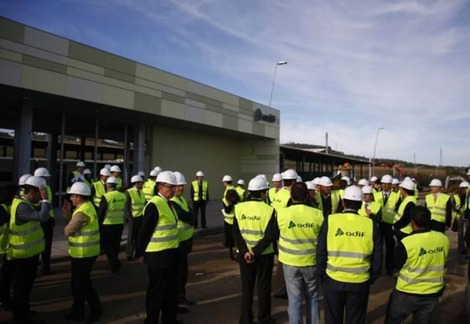 Las autoridades visitan el estado de la estación de cercanías de Valencina/ Santiponce.

Foto: José Ángel García