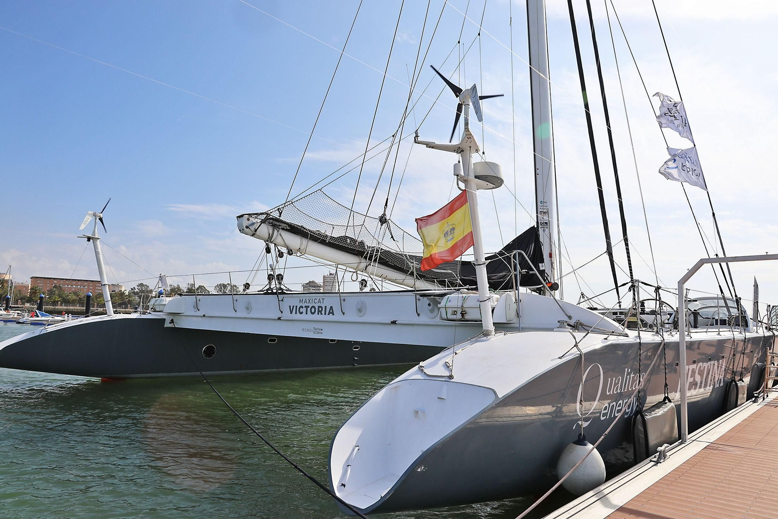 El Maxicat Victoria atracado en Huelva. El Maxicat Victoria atracado en Huelva.