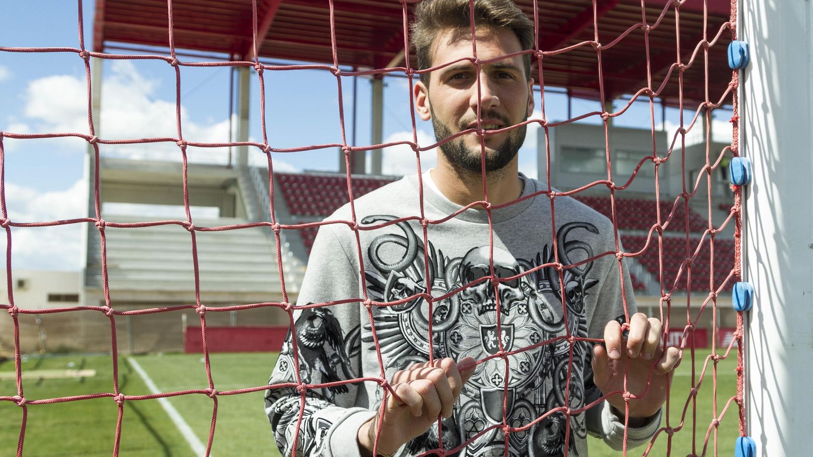Franco Vázquez, tras la red de una portería en la ciudad deportiva.