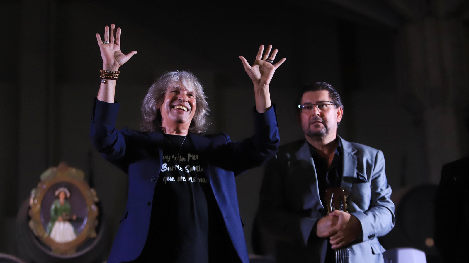 José Mercé, saludando al público tras su actuación.