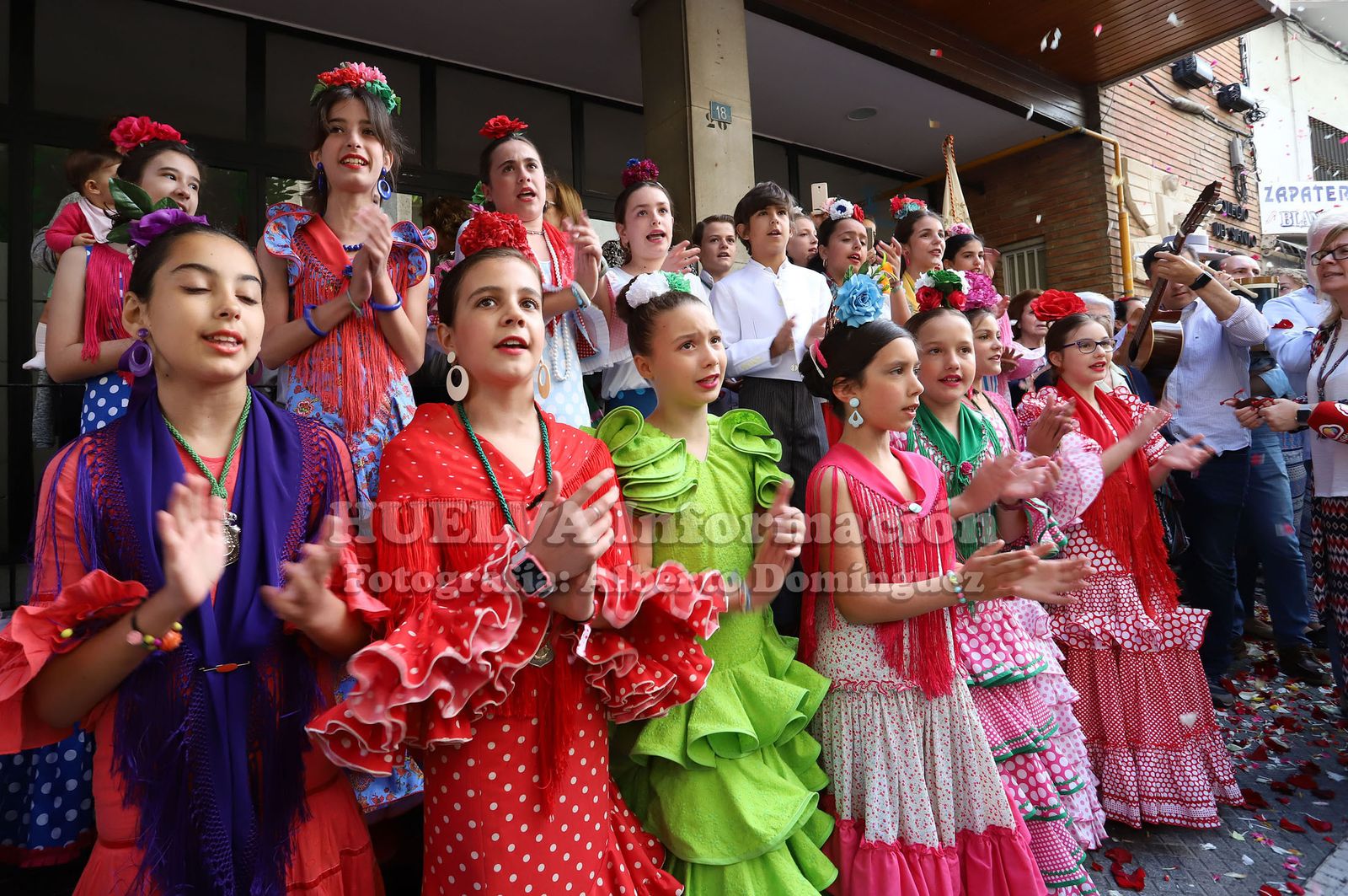 Imágenes  de Emigrantes y el gran ambiente que le ha acompañado en su salida. Rocío 2019