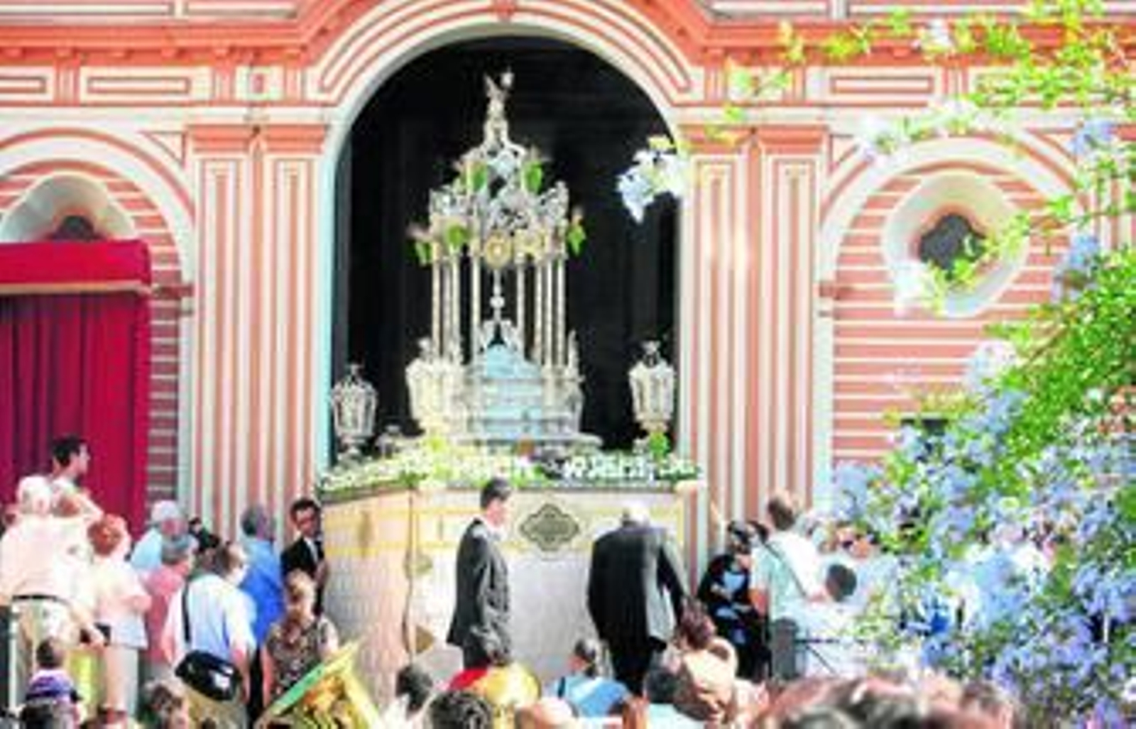 La Custodia del Corpus en el momento de salir de la Catedral de Huelva.