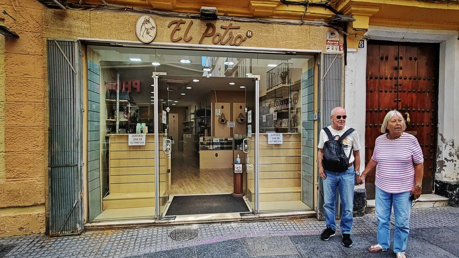 La tienda de El Potro, en calle Compañía, con su escaparate totalmente vacío.