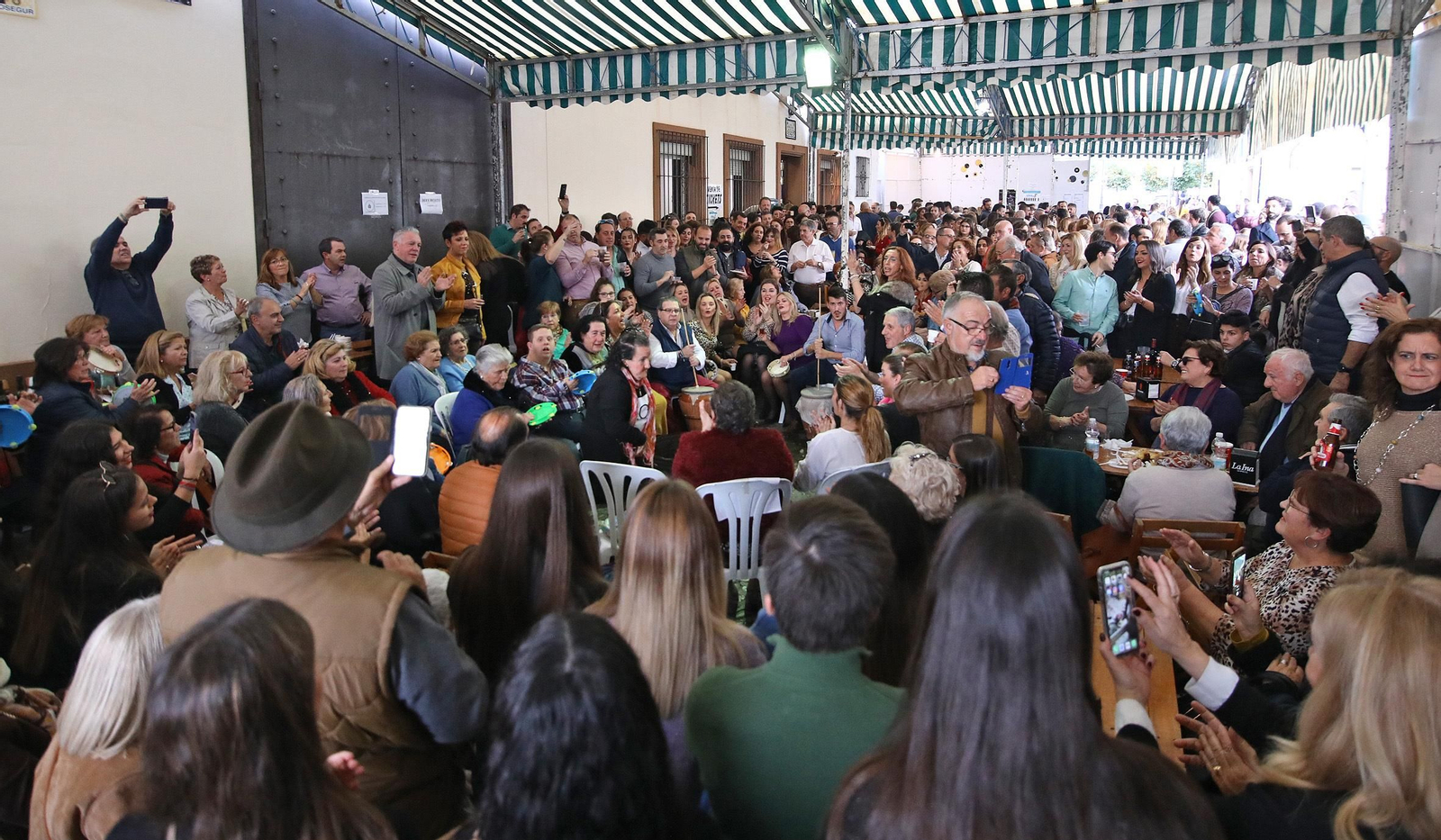 Ambiente en la zambomba de la Hermandad de la Yedra, este viernes en Jerez.