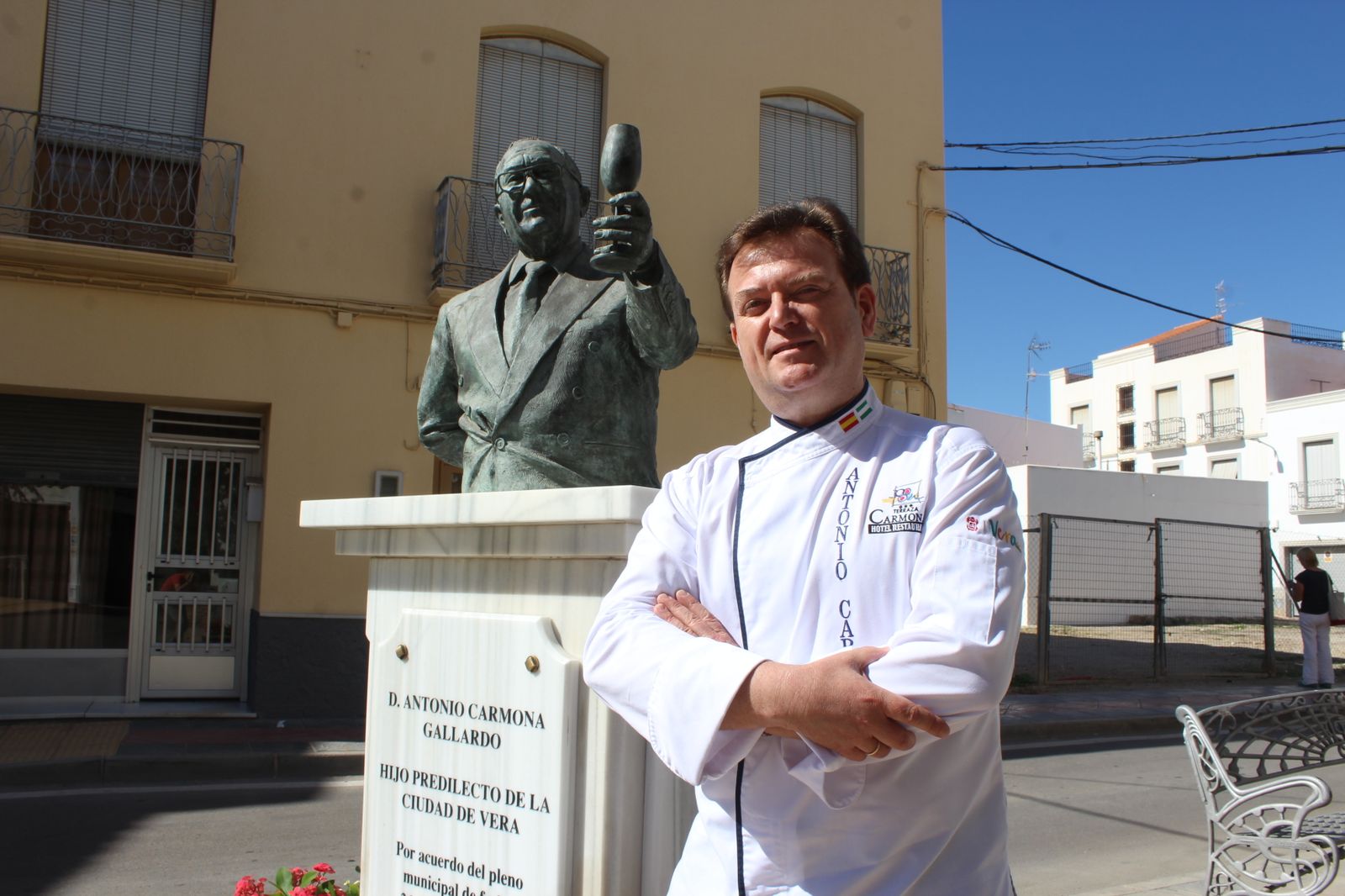 El cocinero Antonio Carmona junto al busto en honor a su padre.